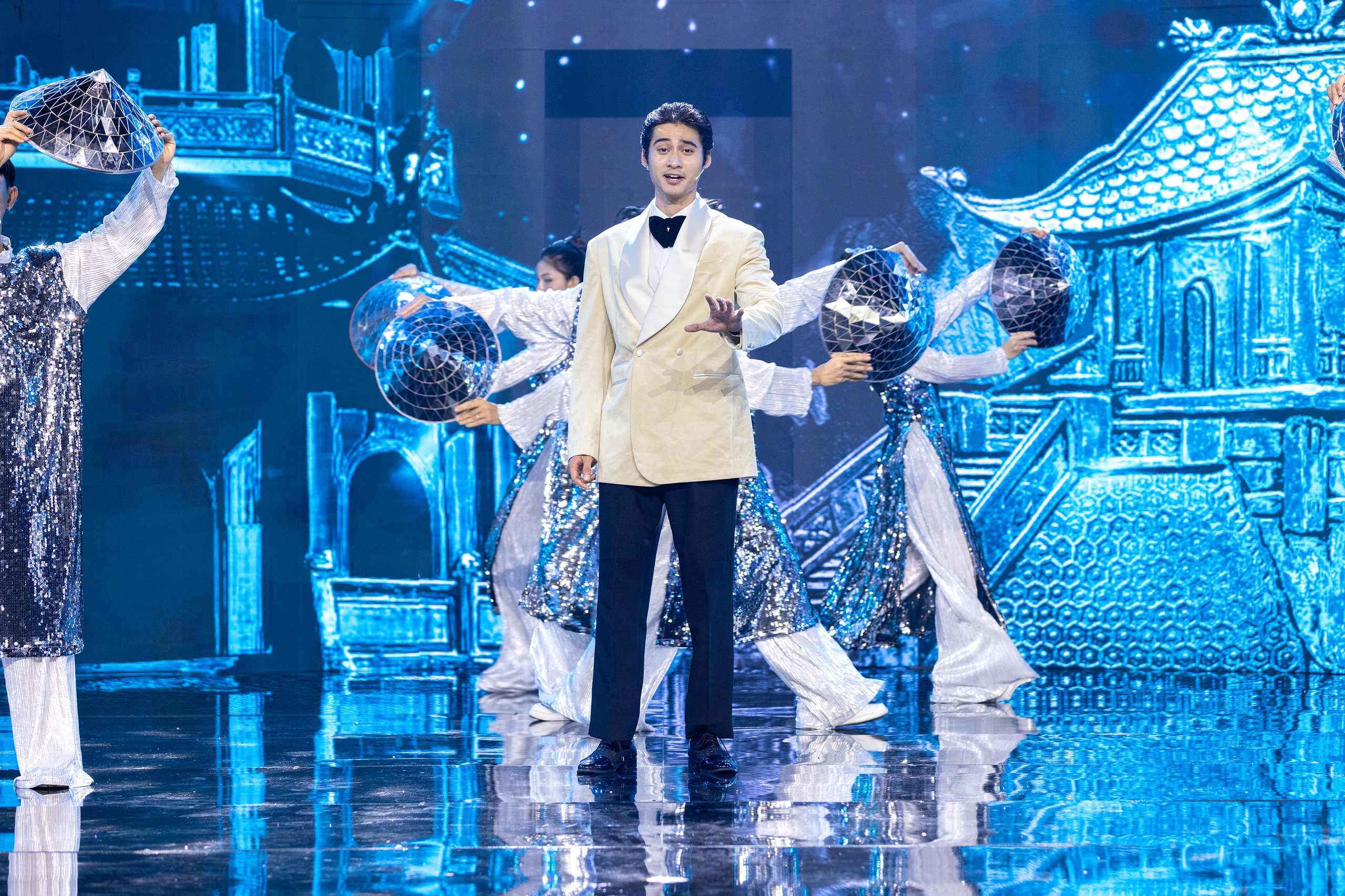 Cẩm Ly, Thanh Ngọc quyến rũ tr&igrave;nh diễn c&ugrave;ng d&agrave;n hoa hậu - Ảnh 7.