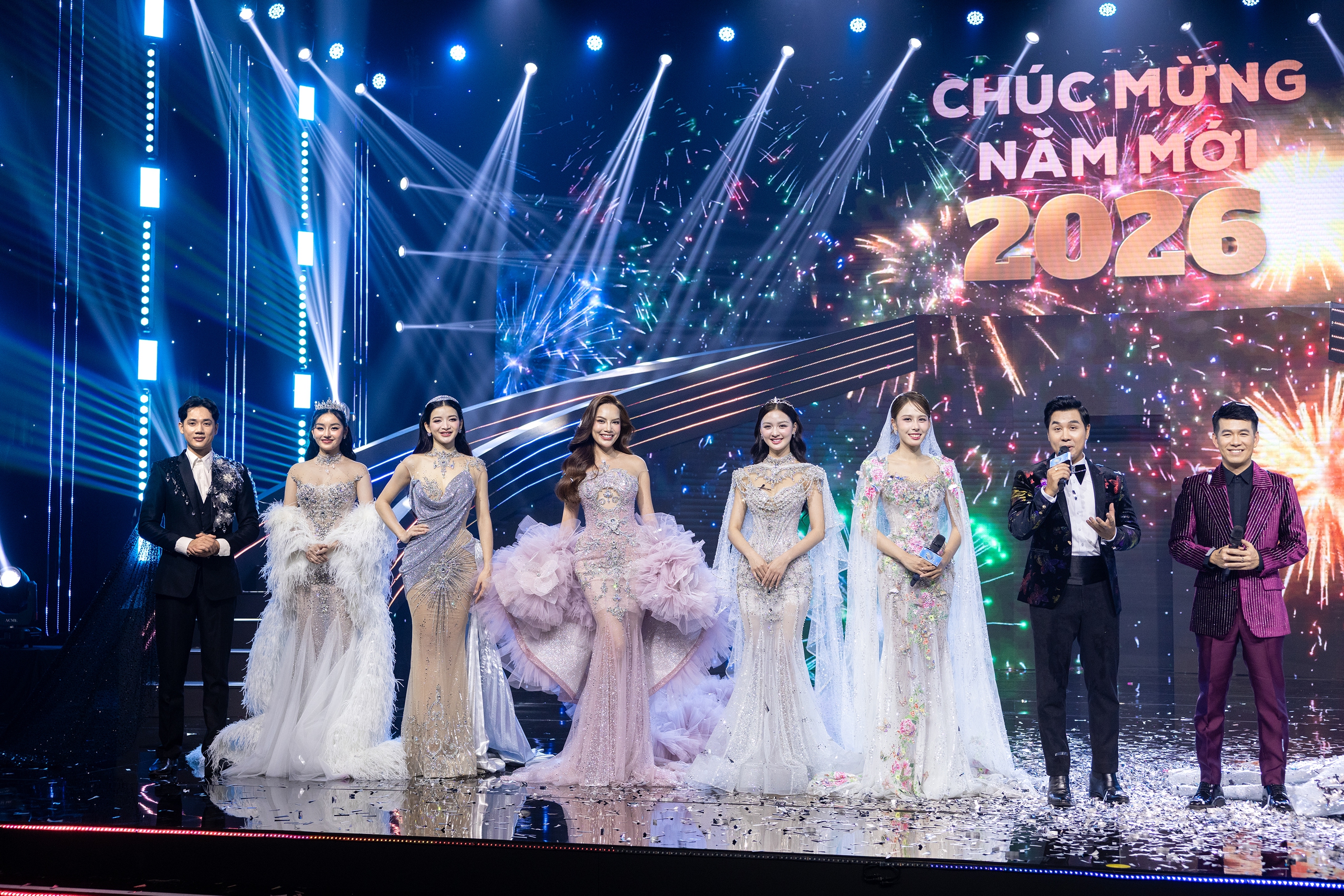 Cẩm Ly, Thanh Ngọc quyến rũ tr&igrave;nh diễn c&ugrave;ng d&agrave;n hoa hậu - Ảnh 9.