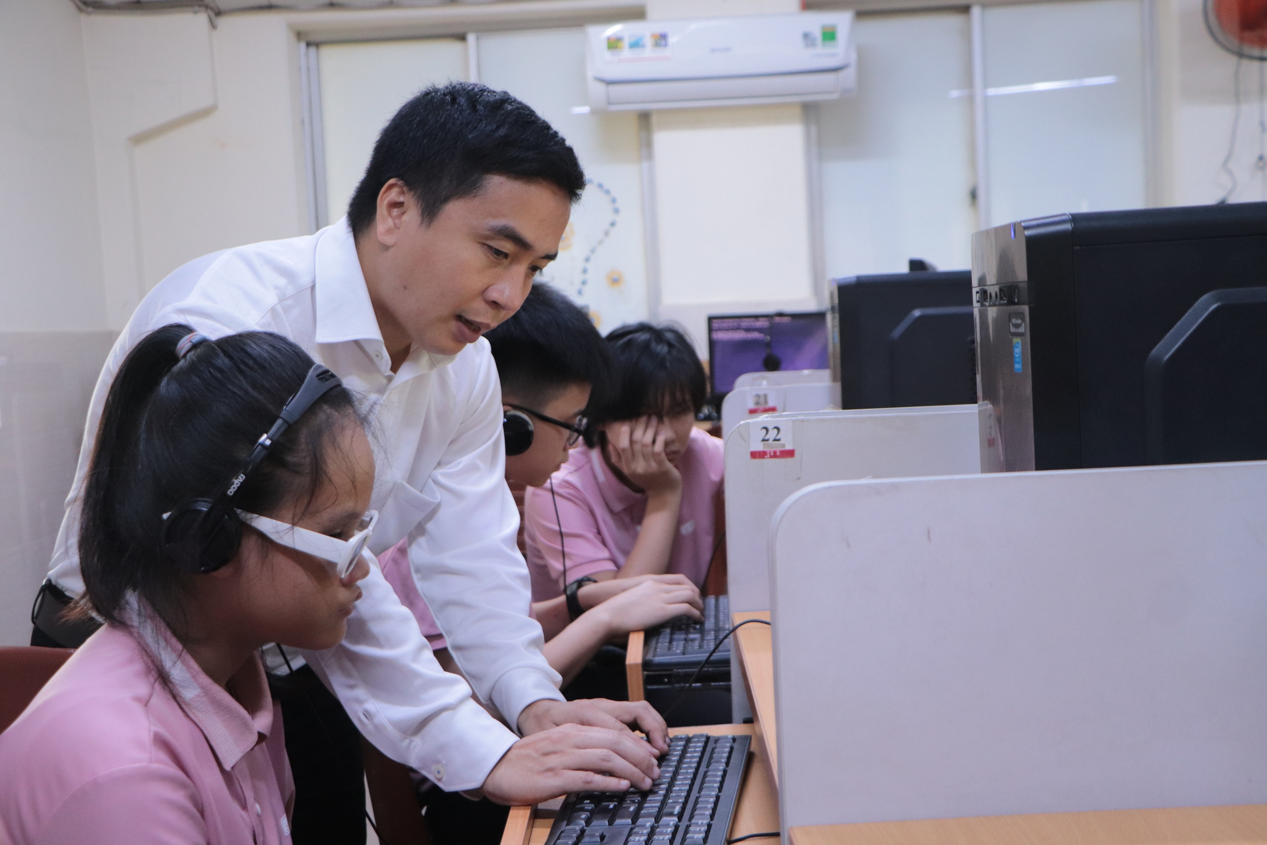 Thầy c&ocirc; viết phần mềm cho học sinh khiếm thị: &lsquo;Mong việc học thuận tiện hơn&rsquo;- Ảnh 1.