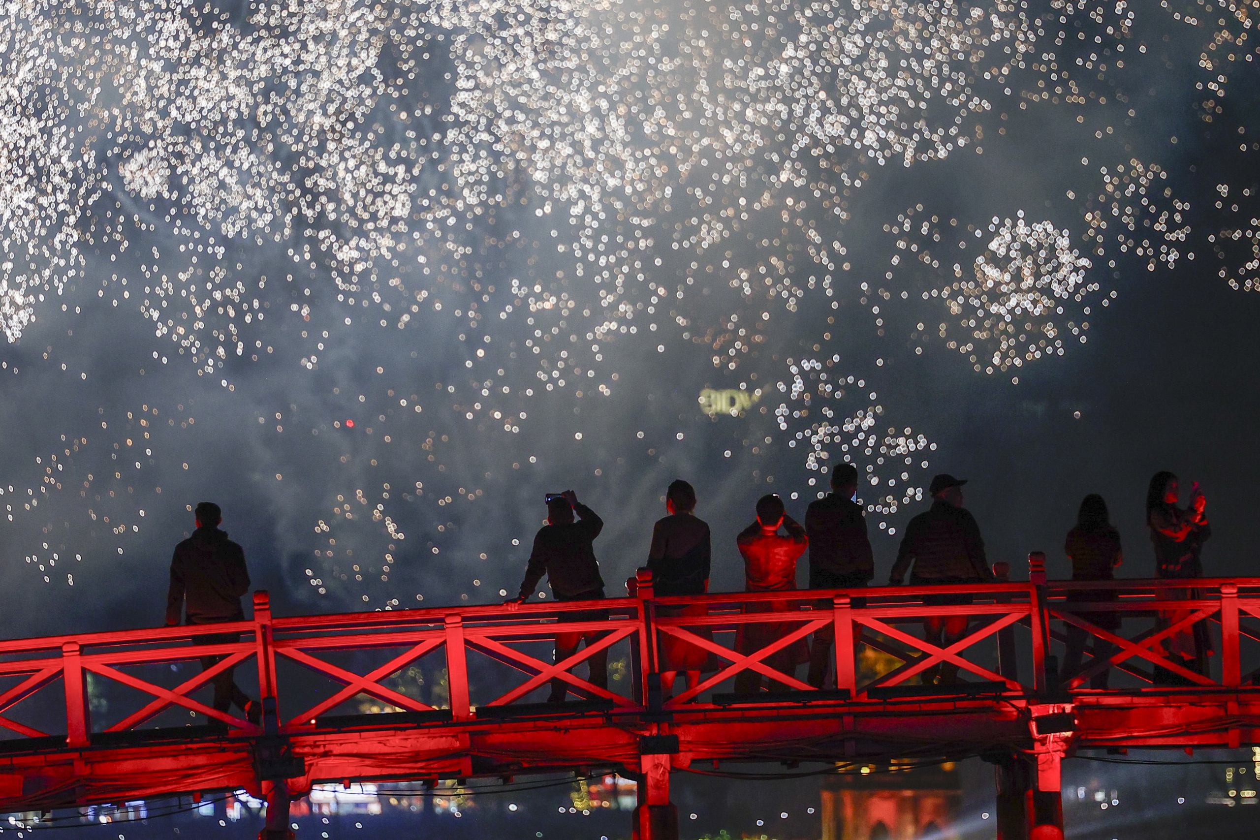Ph&aacute;o hoa rực s&aacute;ng tr&ecirc;n bầu trời H&agrave; Nội ch&agrave;o đ&oacute;n năm 2026- Ảnh 4.