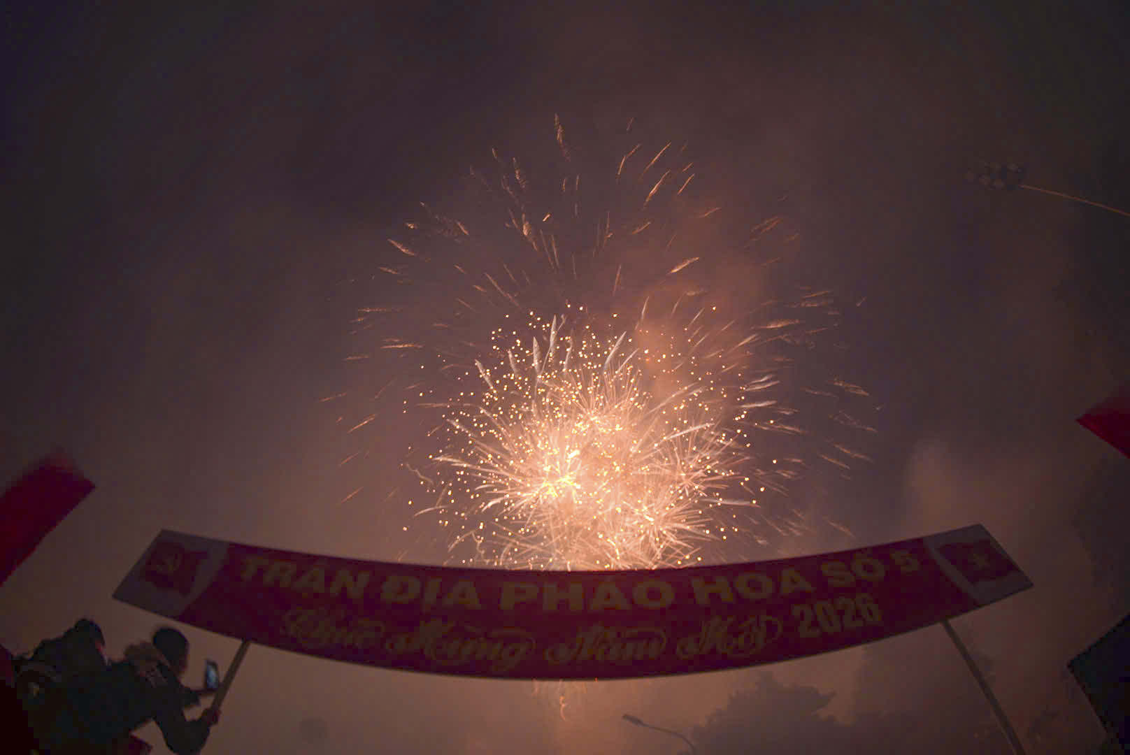 Ph&aacute;o hoa rực s&aacute;ng tr&ecirc;n bầu trời H&agrave; Nội ch&agrave;o đ&oacute;n năm 2026- Ảnh 8.