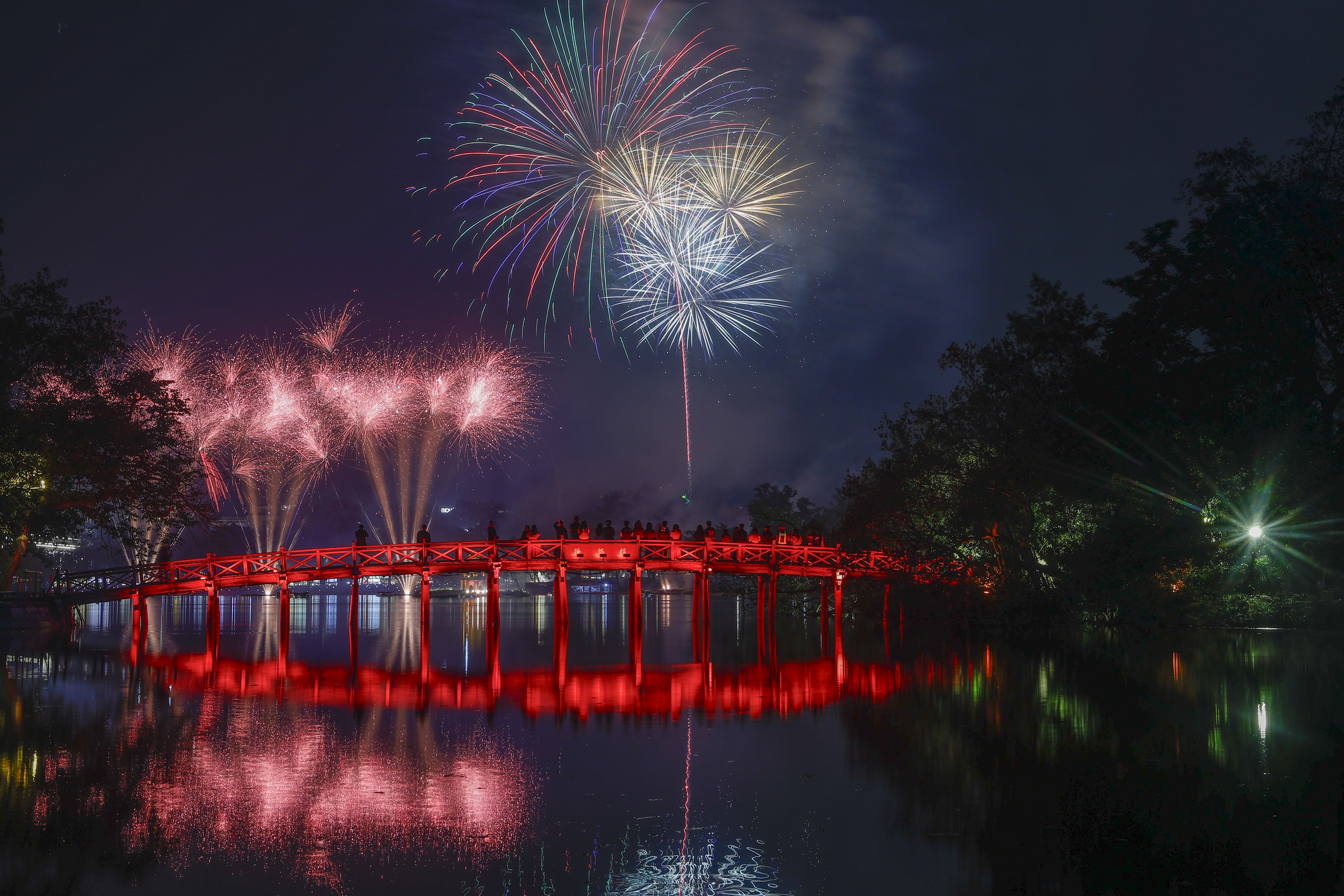 Ph&aacute;o hoa rực s&aacute;ng tr&ecirc;n bầu trời H&agrave; Nội ch&agrave;o đ&oacute;n năm 2026- Ảnh 3.