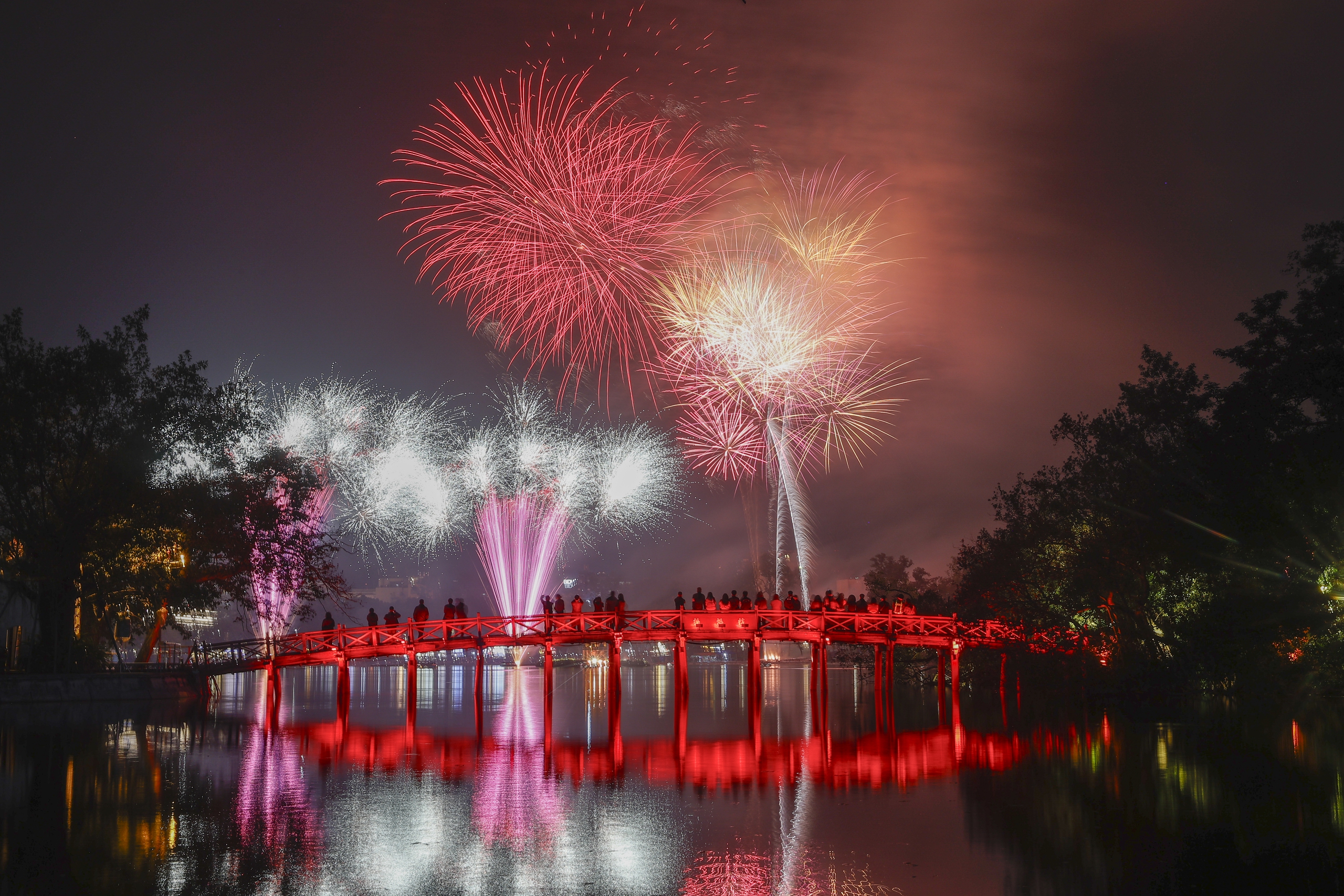 Ph&aacute;o hoa rực s&aacute;ng tr&ecirc;n bầu trời H&agrave; Nội ch&agrave;o đ&oacute;n năm 2026- Ảnh 1.