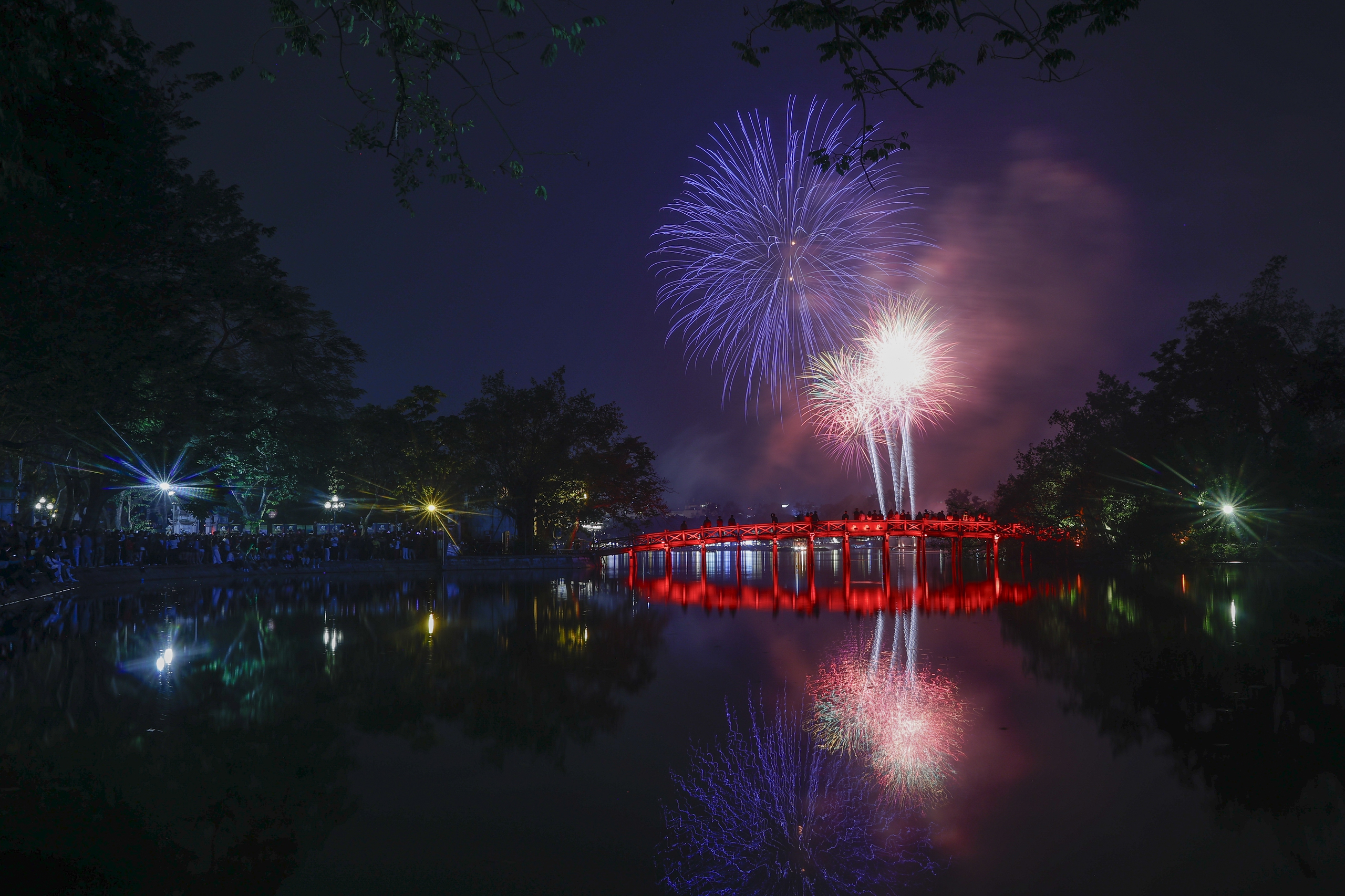 Ph&aacute;o hoa rực s&aacute;ng tr&ecirc;n bầu trời H&agrave; Nội ch&agrave;o đ&oacute;n năm 2026- Ảnh 2.