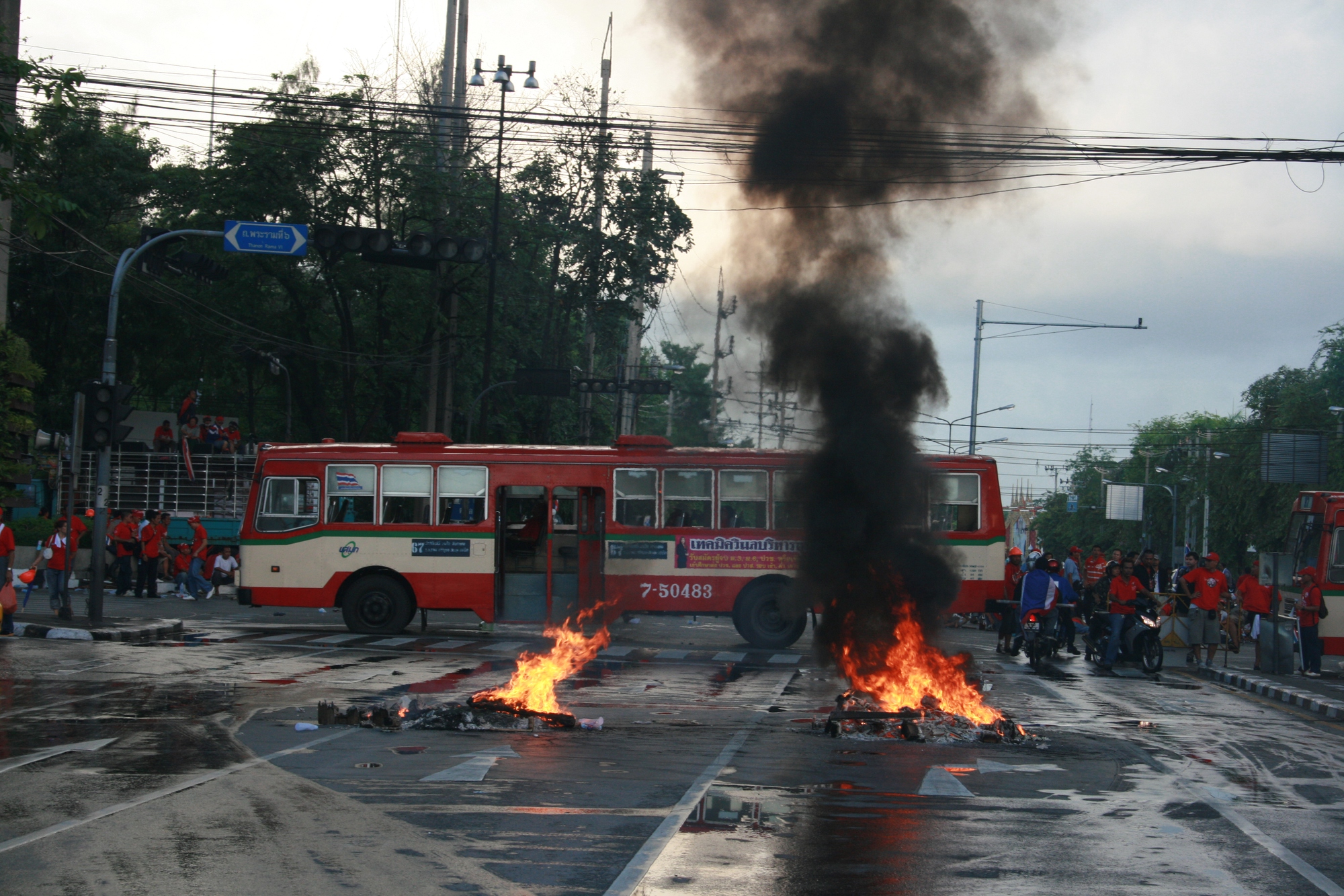 Bangkok những ng&agrave;y 'đỏ lửa'- Ảnh 3.