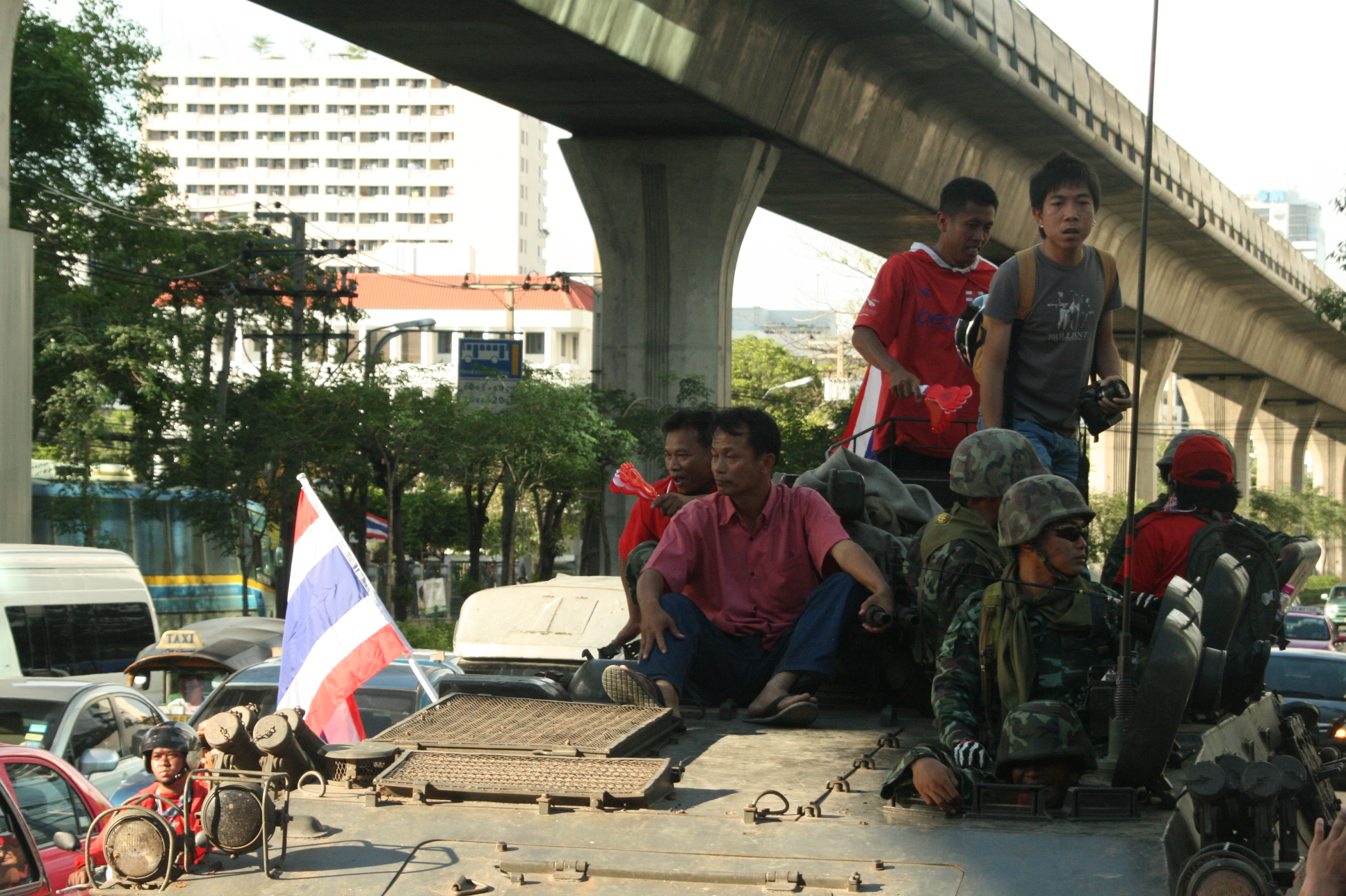Bangkok những ng&agrave;y 'đỏ lửa'- Ảnh 4.