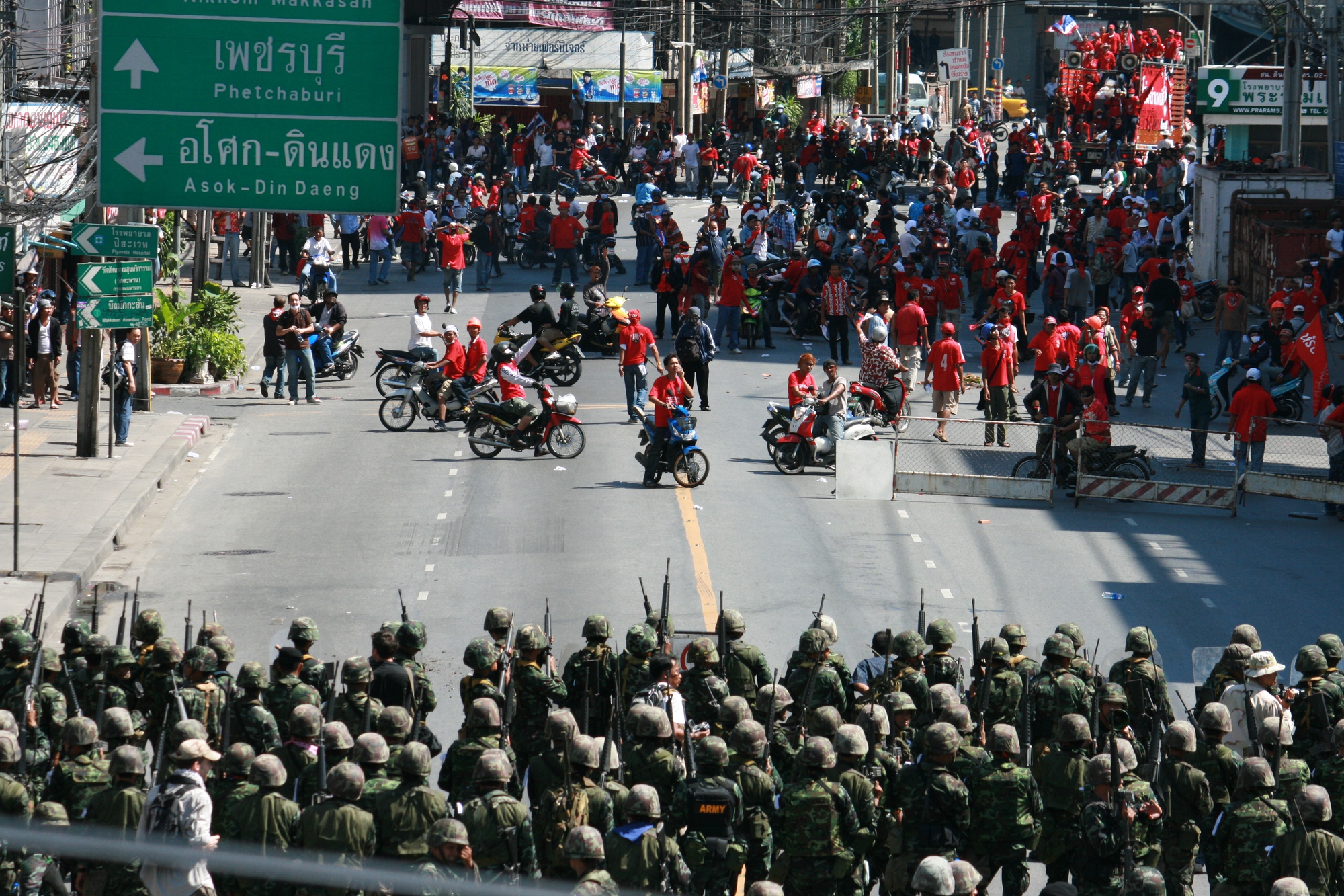 Bangkok những ng&agrave;y 'đỏ lửa'- Ảnh 5.