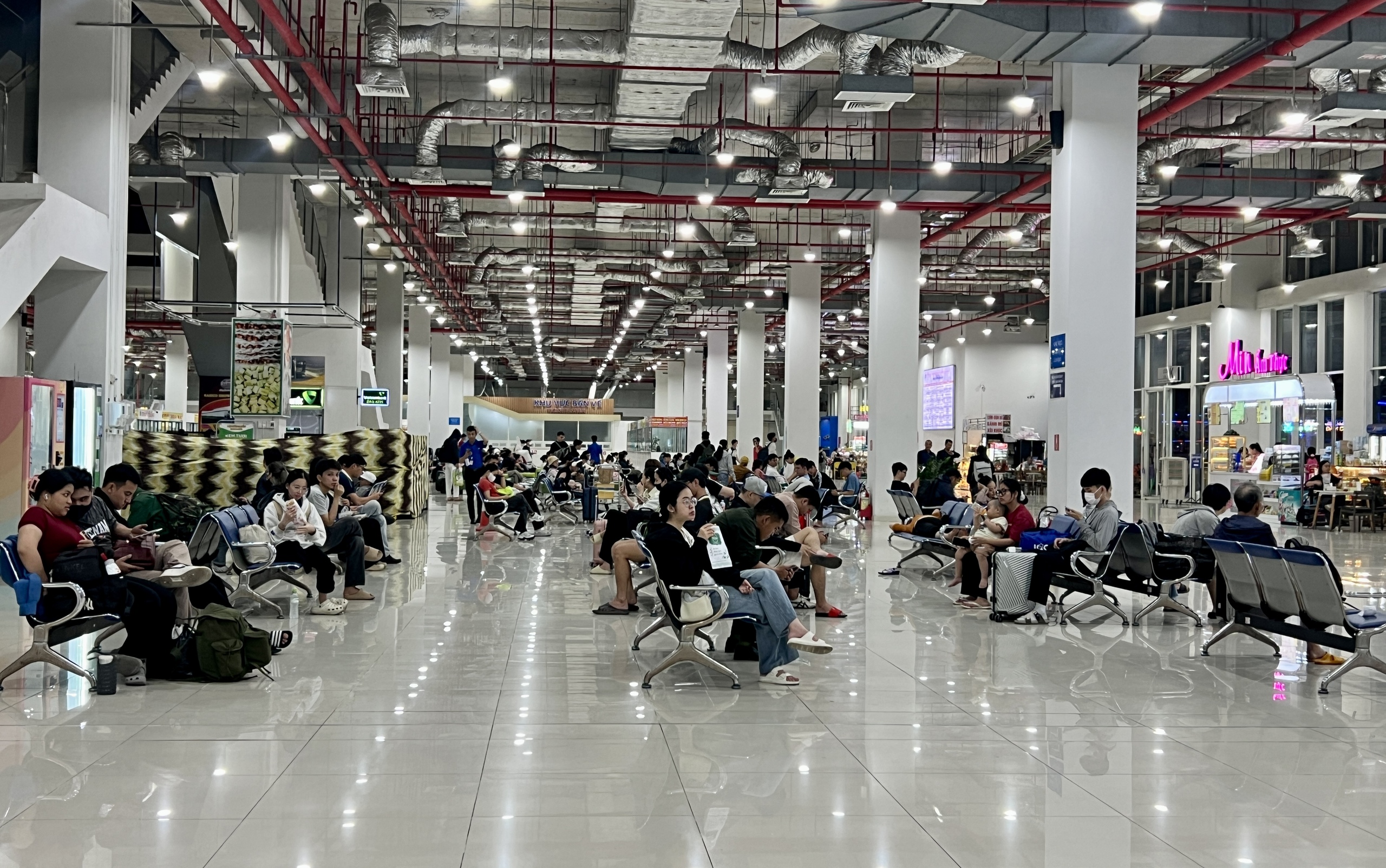 Bến xe Miền Đ&ocirc;ng mới vắng kh&aacute;ch về qu&ecirc; nghỉ Tết Dương lịch, v&igrave; sao? - Ảnh 1.