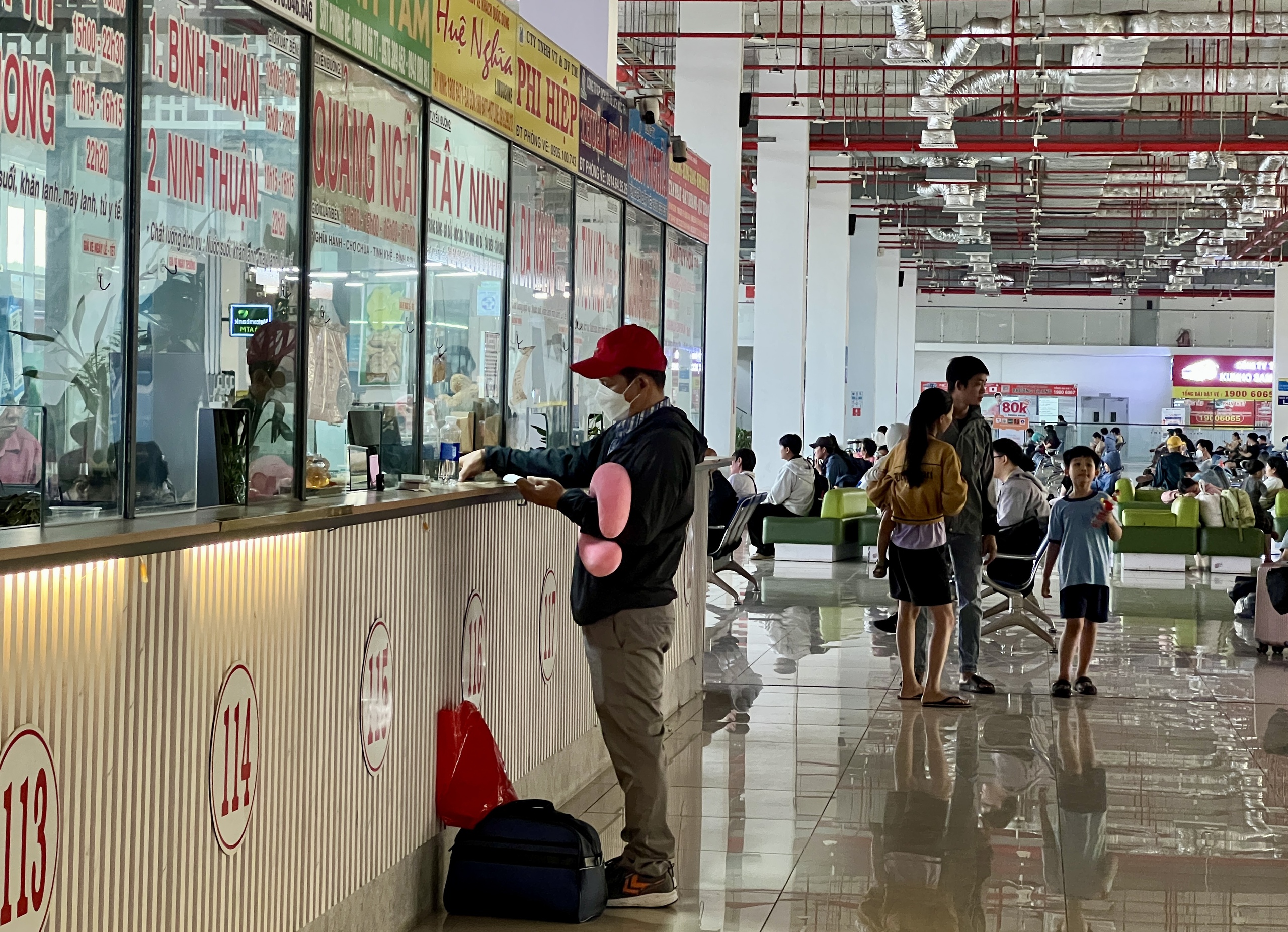 Bến xe Miền Đ&ocirc;ng mới vắng kh&aacute;ch về qu&ecirc; nghỉ Tết Dương lịch, v&igrave; sao? - Ảnh 2.