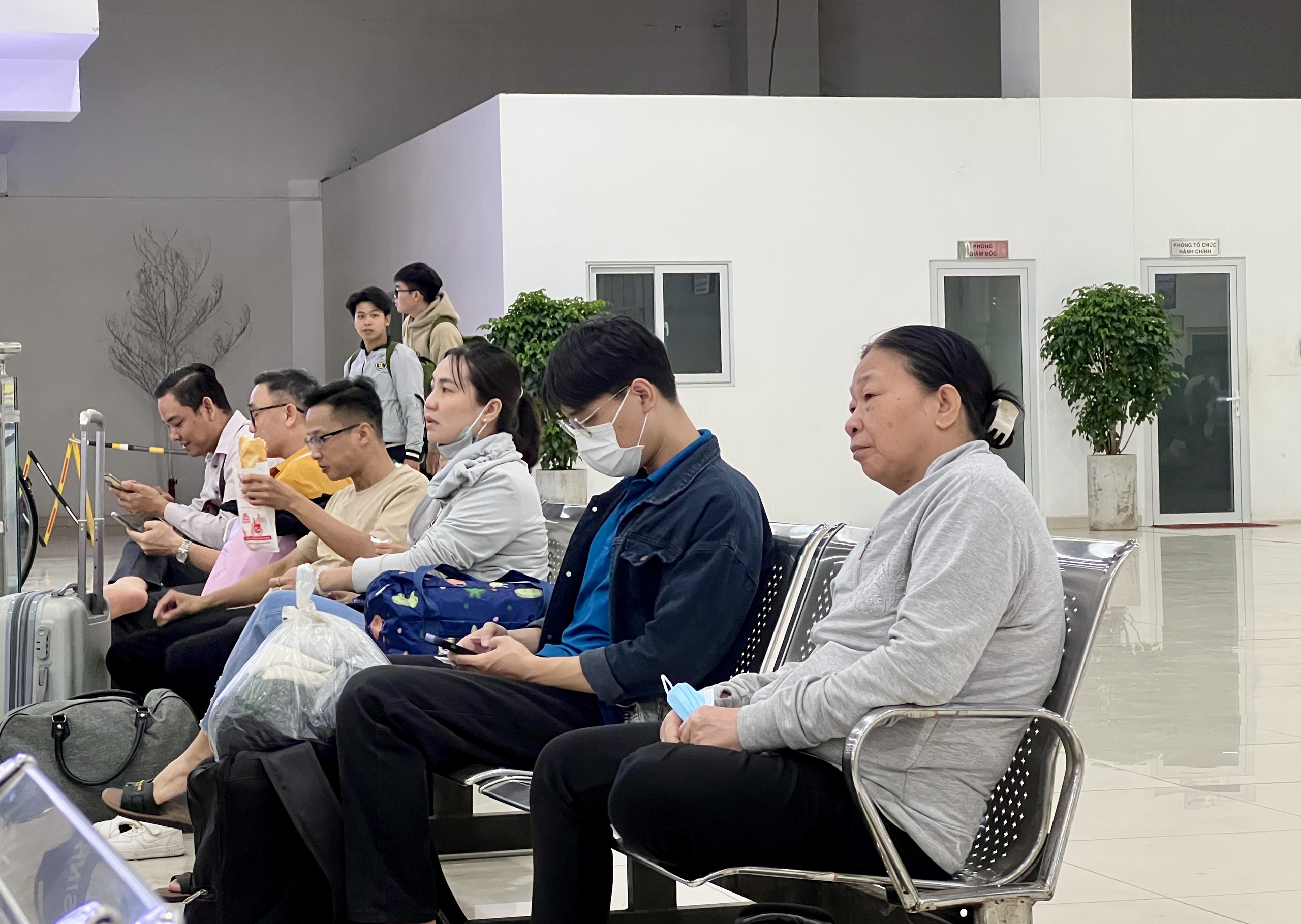 Bến xe Miền Đ&ocirc;ng mới vắng kh&aacute;ch về qu&ecirc; nghỉ Tết Dương lịch, v&igrave; sao? - Ảnh 4.