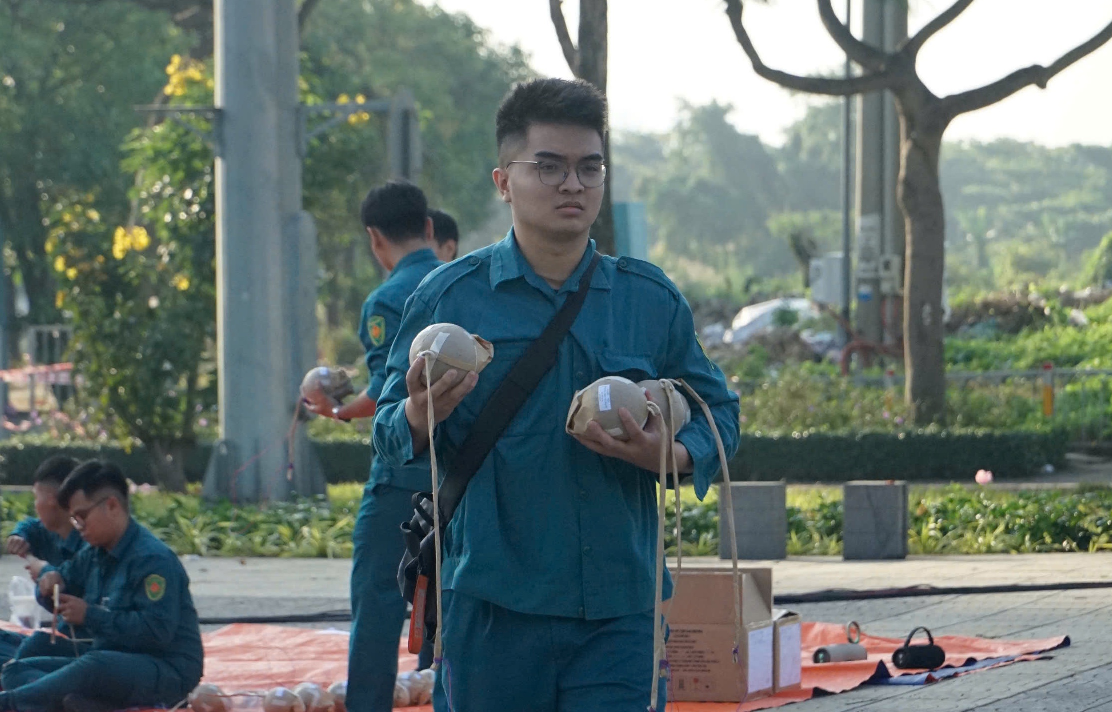 Cận cảnh &lsquo;trận địa&rsquo; 1.260 quả ph&aacute;o hoa chờ giao thừa ở trung t&acirc;m TP.HCM  - Ảnh 2.