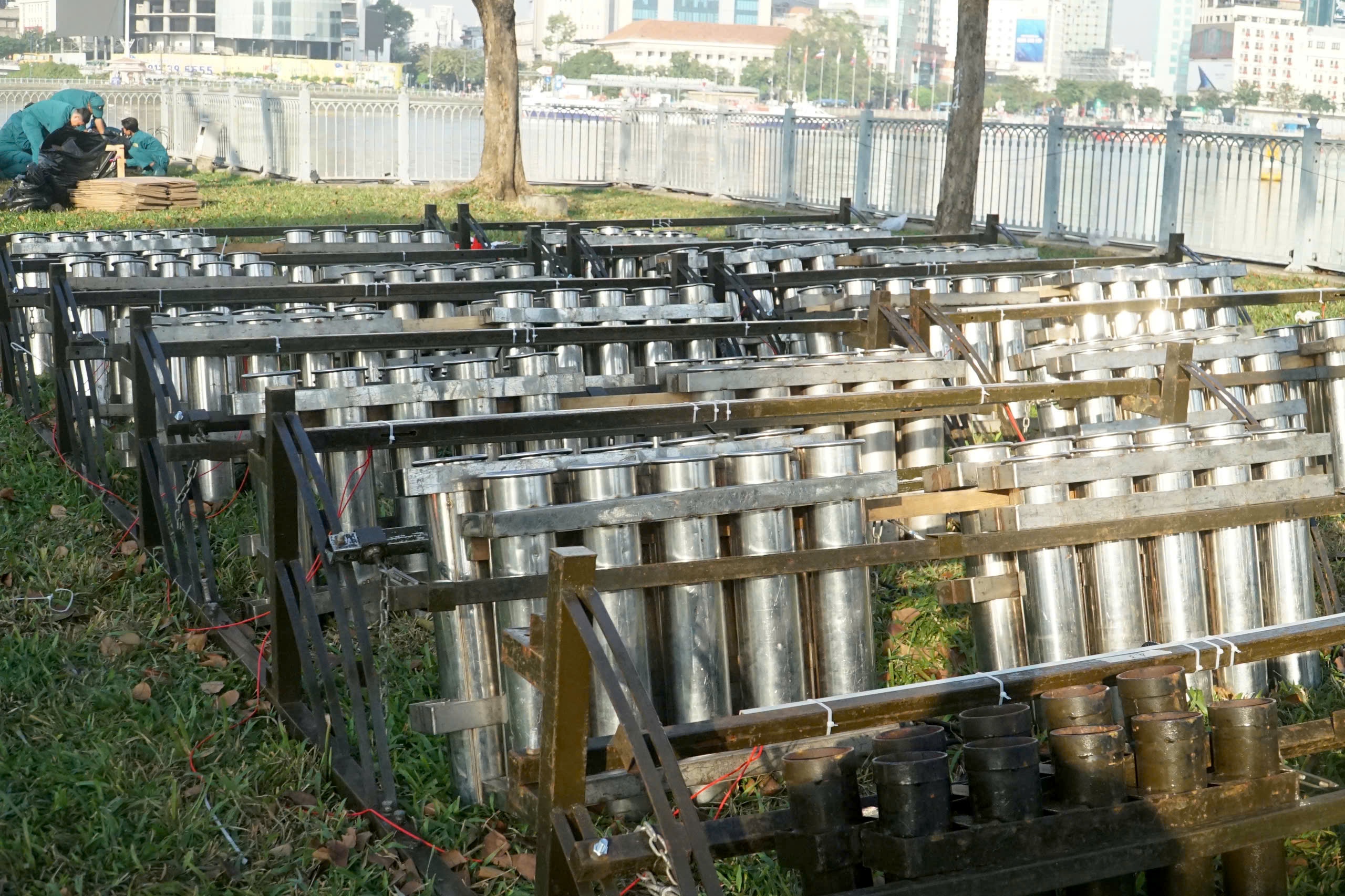 Cận cảnh &lsquo;trận địa&rsquo; 1.260 quả ph&aacute;o hoa chờ giao thừa ở trung t&acirc;m TP.HCM  - Ảnh 1.