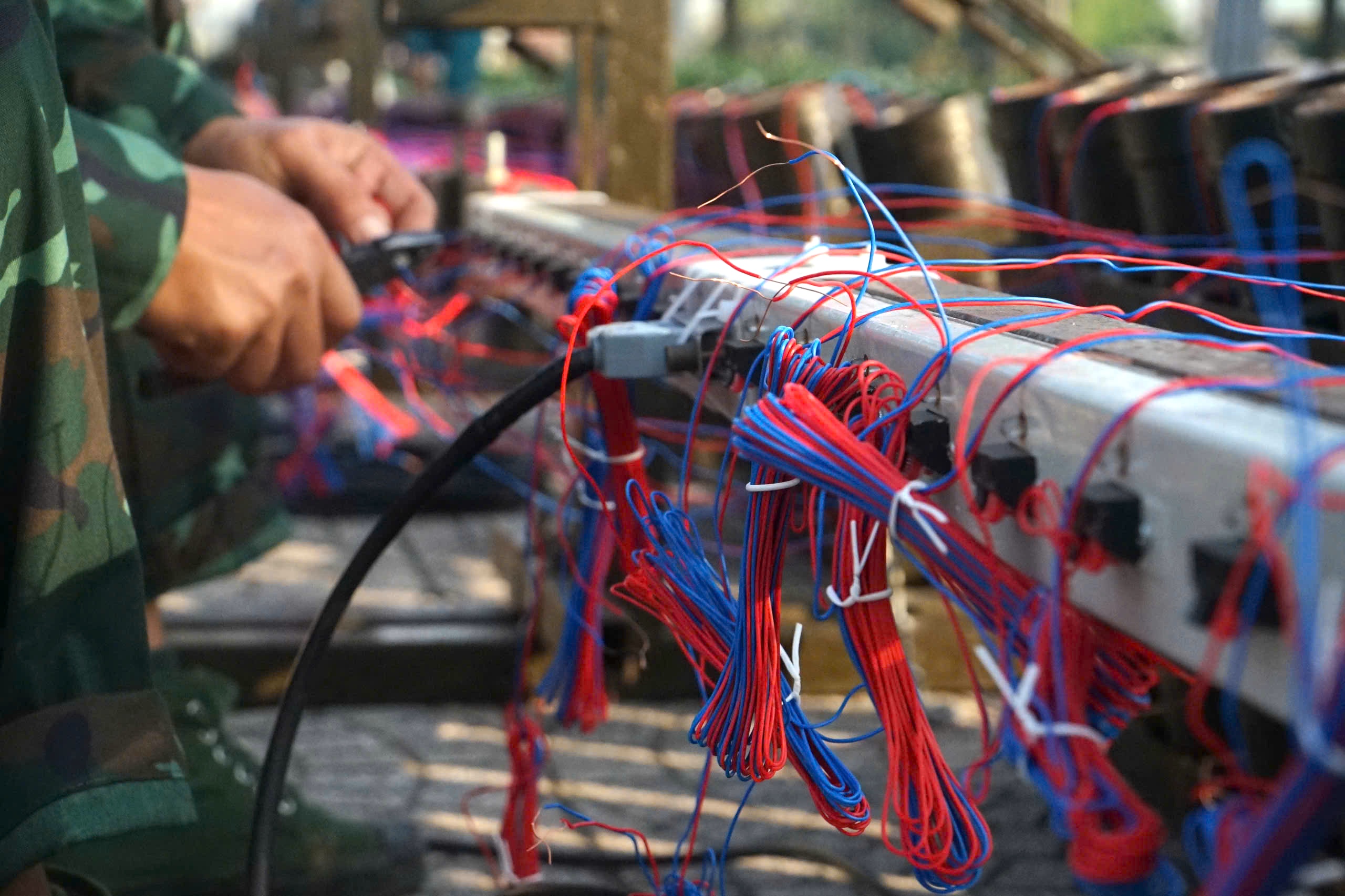 Cận cảnh &lsquo;trận địa&rsquo; 1.260 quả ph&aacute;o hoa chờ giao thừa ở trung t&acirc;m TP.HCM  - Ảnh 7.