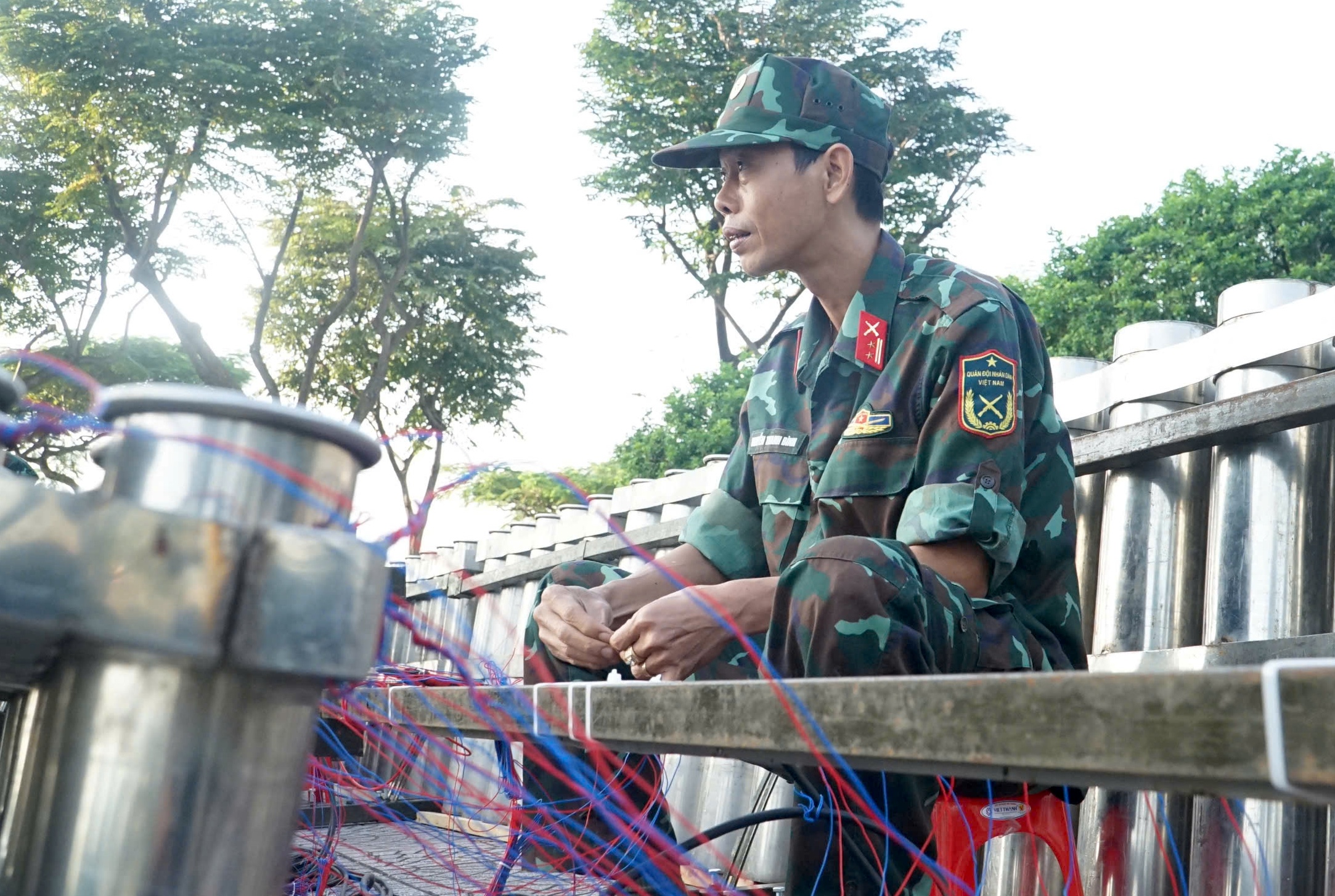 Cận cảnh &lsquo;trận địa&rsquo; 1.260 quả ph&aacute;o hoa chờ giao thừa ở trung t&acirc;m TP.HCM  - Ảnh 5.