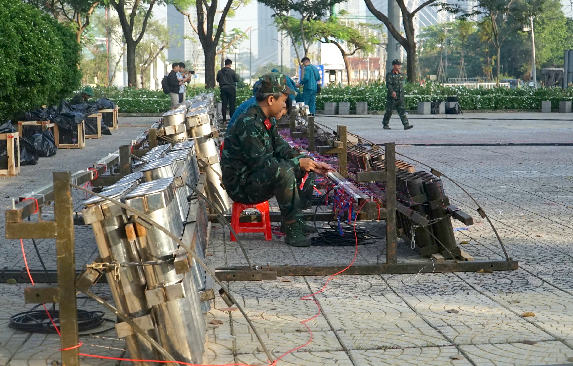 Cận cảnh &lsquo;trận địa&rsquo; 1.260 quả ph&aacute;o hoa chờ giao thừa ở trung t&acirc;m TP.HCM  - Ảnh 3.