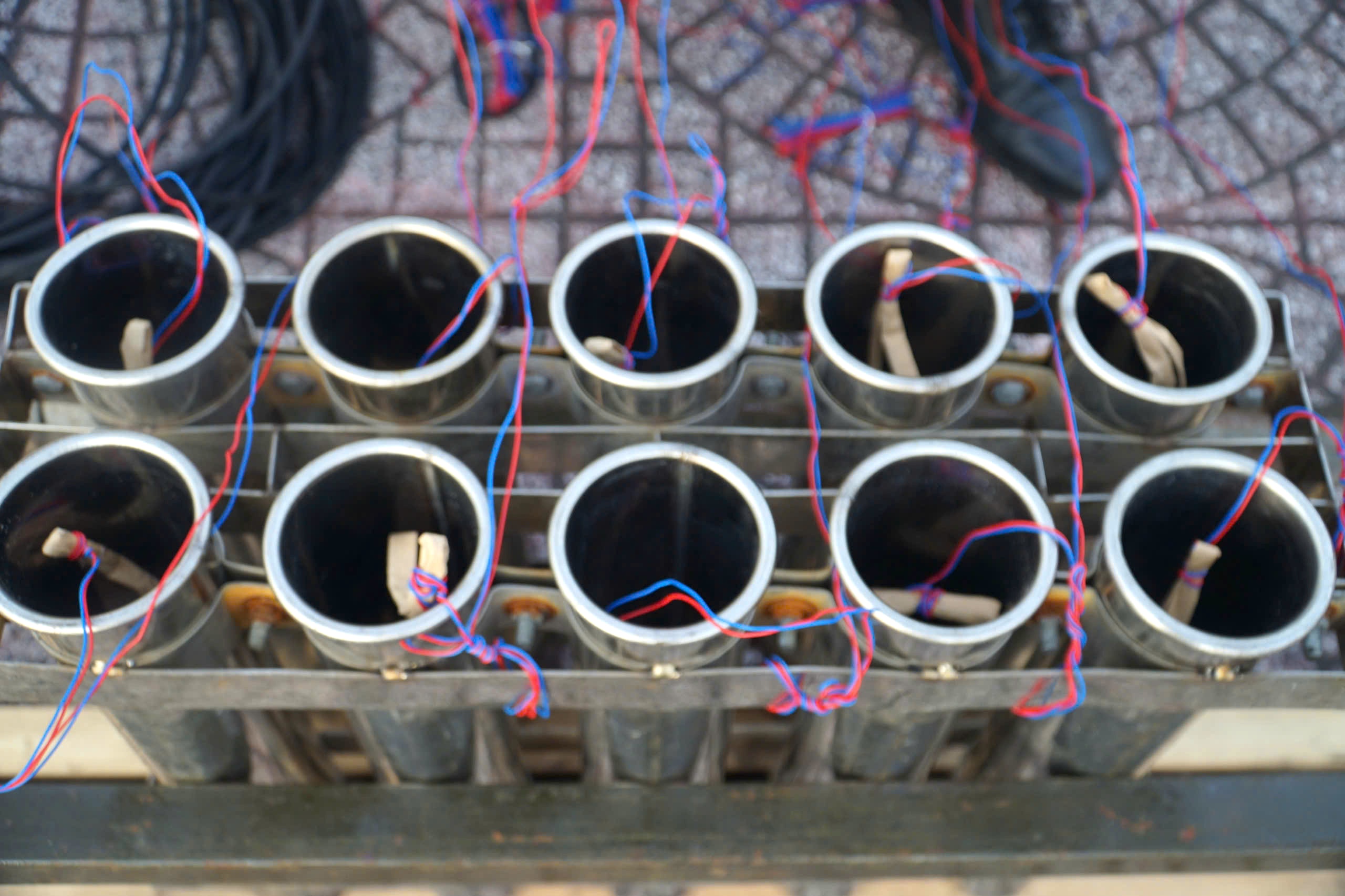 Cận cảnh &lsquo;trận địa&rsquo; 1.260 quả ph&aacute;o hoa chờ giao thừa ở trung t&acirc;m TP.HCM  - Ảnh 8.