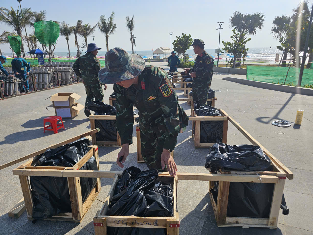 Hơn 100 người lắp đặt 500 quả pháo hoa tầm cao đón năm mới ở Bãi Sau- Ảnh 2.