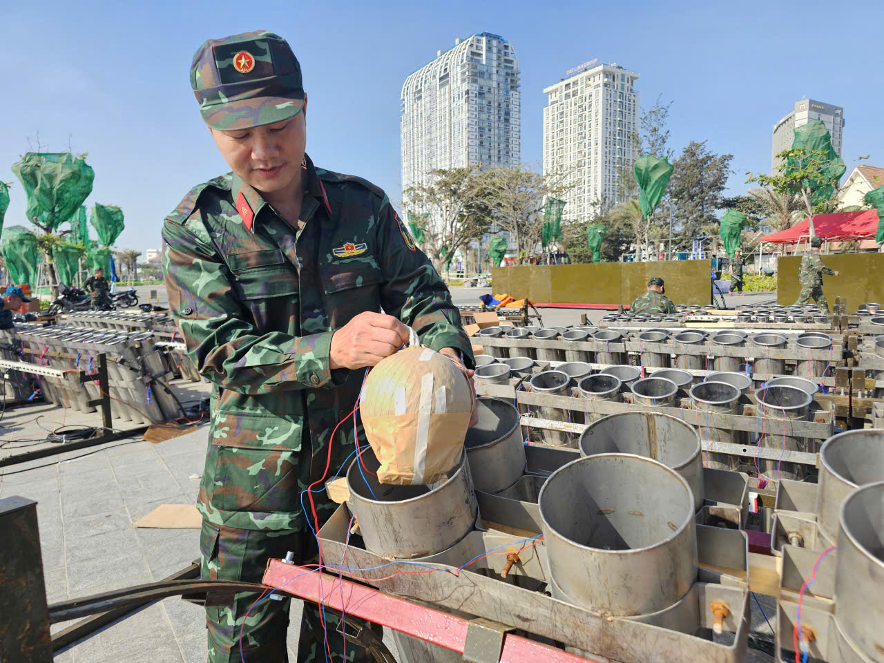 Hơn 100 người lắp đặt 500 quả pháo hoa tầm cao đón năm mới ở Bãi Sau- Ảnh 4.