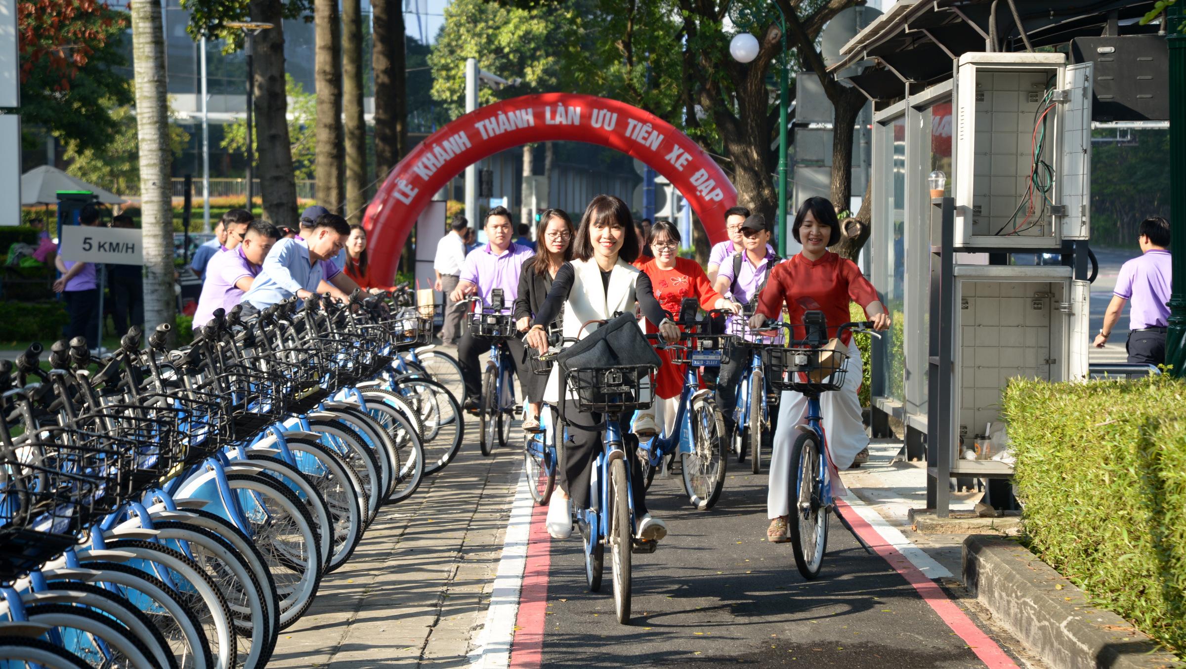 Khánh thành gần 6 km làn đường riêng cho xe đạp đầu tiên tại TP.HCM- Ảnh 1. Khánh thành gần 6 km làn đường riêng cho xe đạp đầu tiên tại TP.HCM- Ảnh 1.