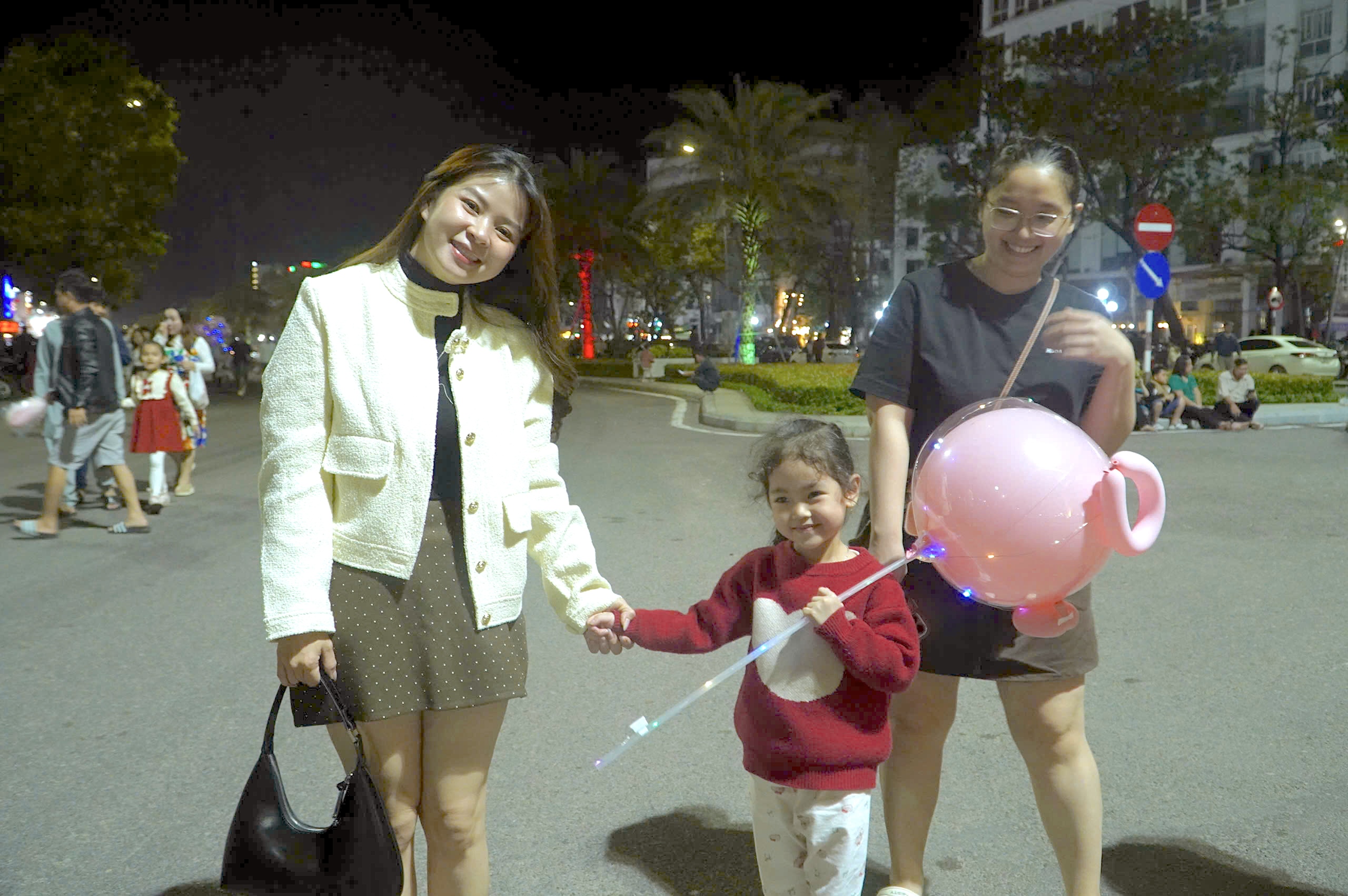 Quy Nhơn rộn ràng đêm countdown chào năm mới 2026- Ảnh 2. Quy Nhơn rộn ràng đêm countdown chào năm mới 2026- Ảnh 2.