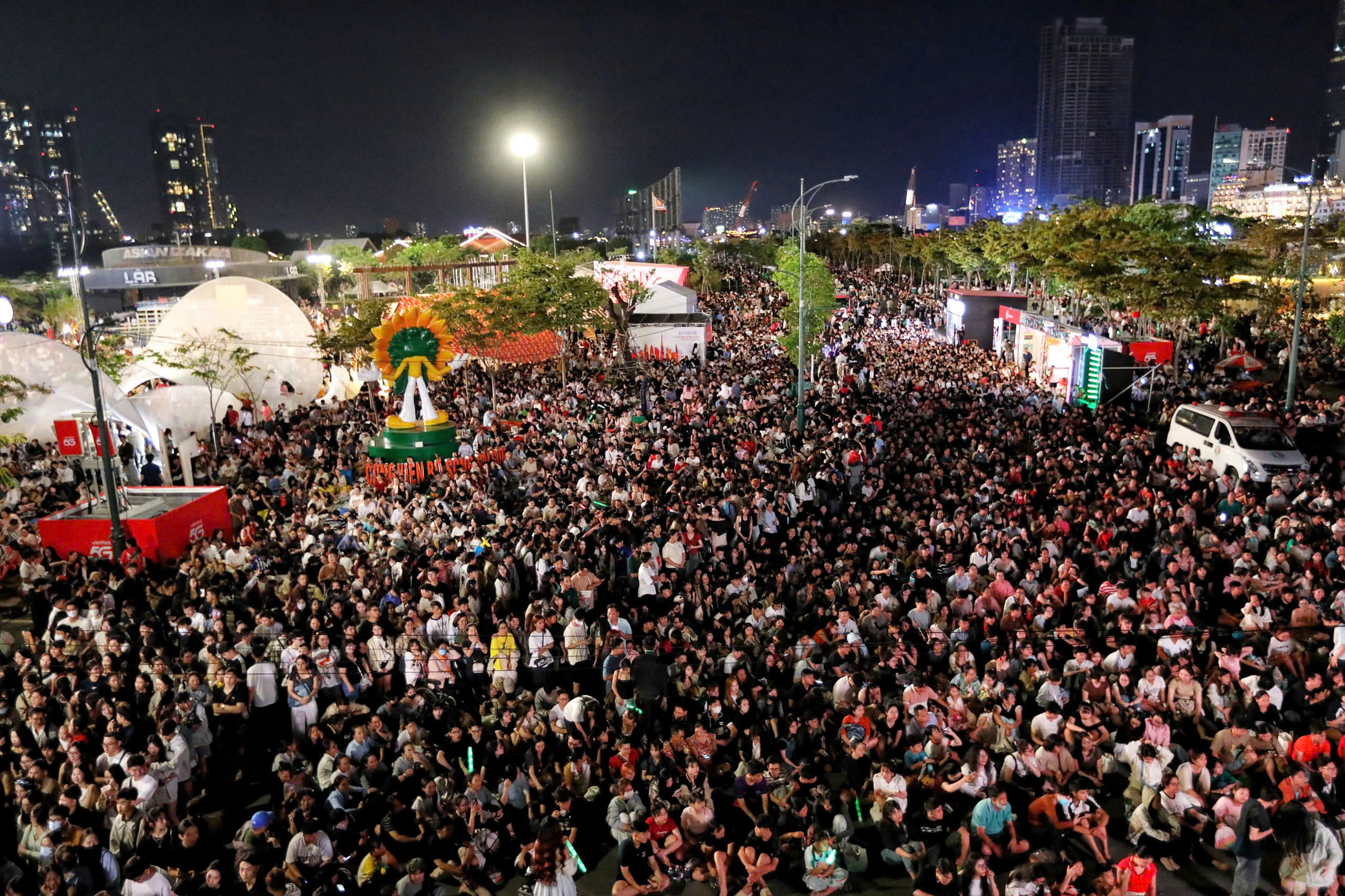 'Biển người' đang ở trung t&acirc;m TP.HCM chờ ngắm ph&aacute;o hoa giao thừa 2026 - Ảnh 1.