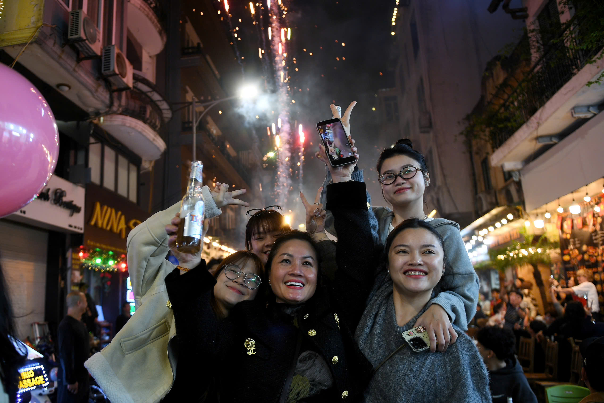 Ph&aacute;o hoa rực s&aacute;ng tr&ecirc;n bầu trời H&agrave; Nội ch&agrave;o đ&oacute;n năm 2026- Ảnh 13.