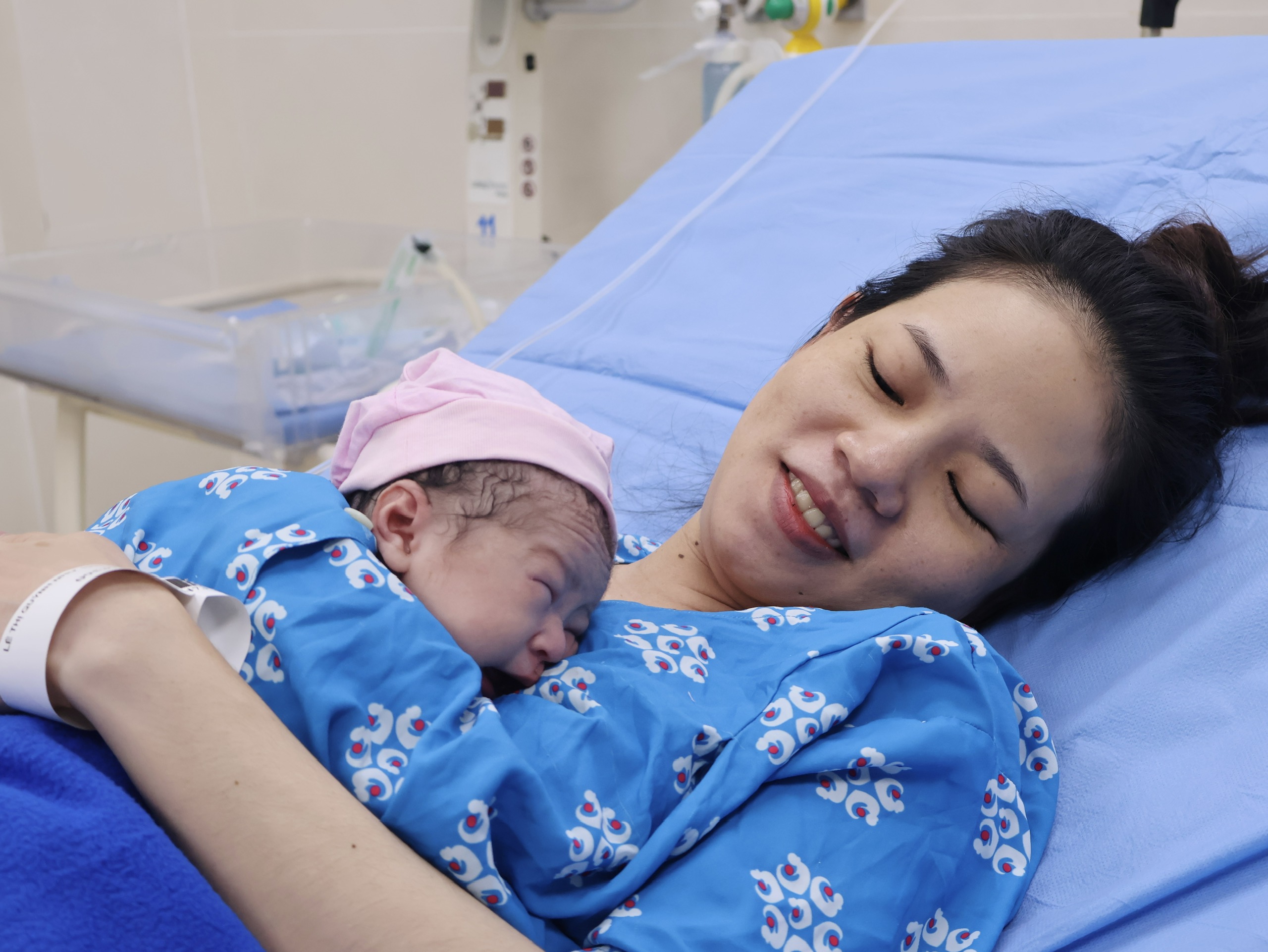 Những em bé ‘0 giờ’ chào đón năm mới 2026, mong thành nhân tài- Ảnh 1. Những em bé ‘0 giờ’ chào đón năm mới 2026, mong thành nhân tài- Ảnh 1.