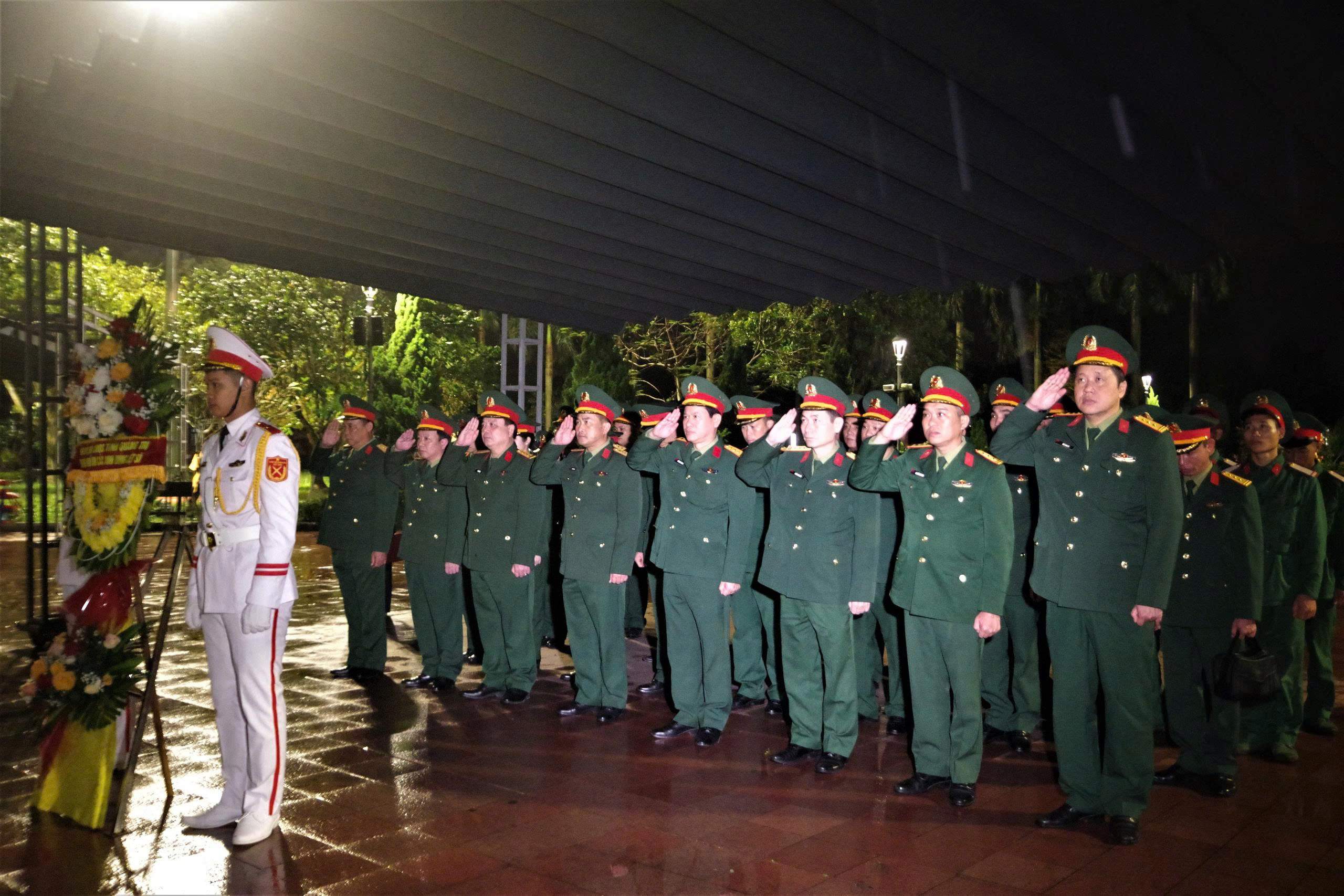 Thả hoa đăng tri ân các anh hùng liệt sĩ trên sông Thạch Hãn- Ảnh 1. Thả hoa đăng tri ân các anh hùng liệt sĩ trên sông Thạch Hãn- Ảnh 1.