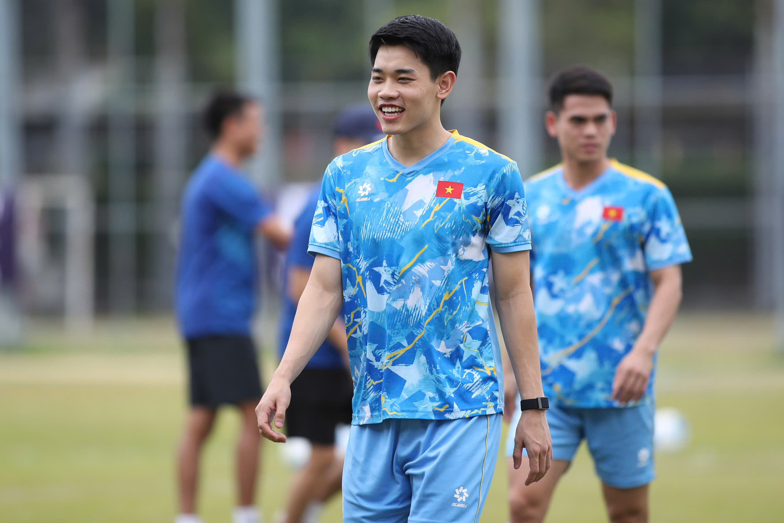 Zwei gegensätzliche Farben in der vietnamesischen U23-Nationalmannschaft: Der 1,91 m große Torwart zeigt sein Können auf Weltklasseniveau – Foto 2. Hai sắc thái đối lập ở U.23 Việt Nam, thủ môn 1,91 m phô diễn kỹ năng đẳng cấp- Ảnh 2.