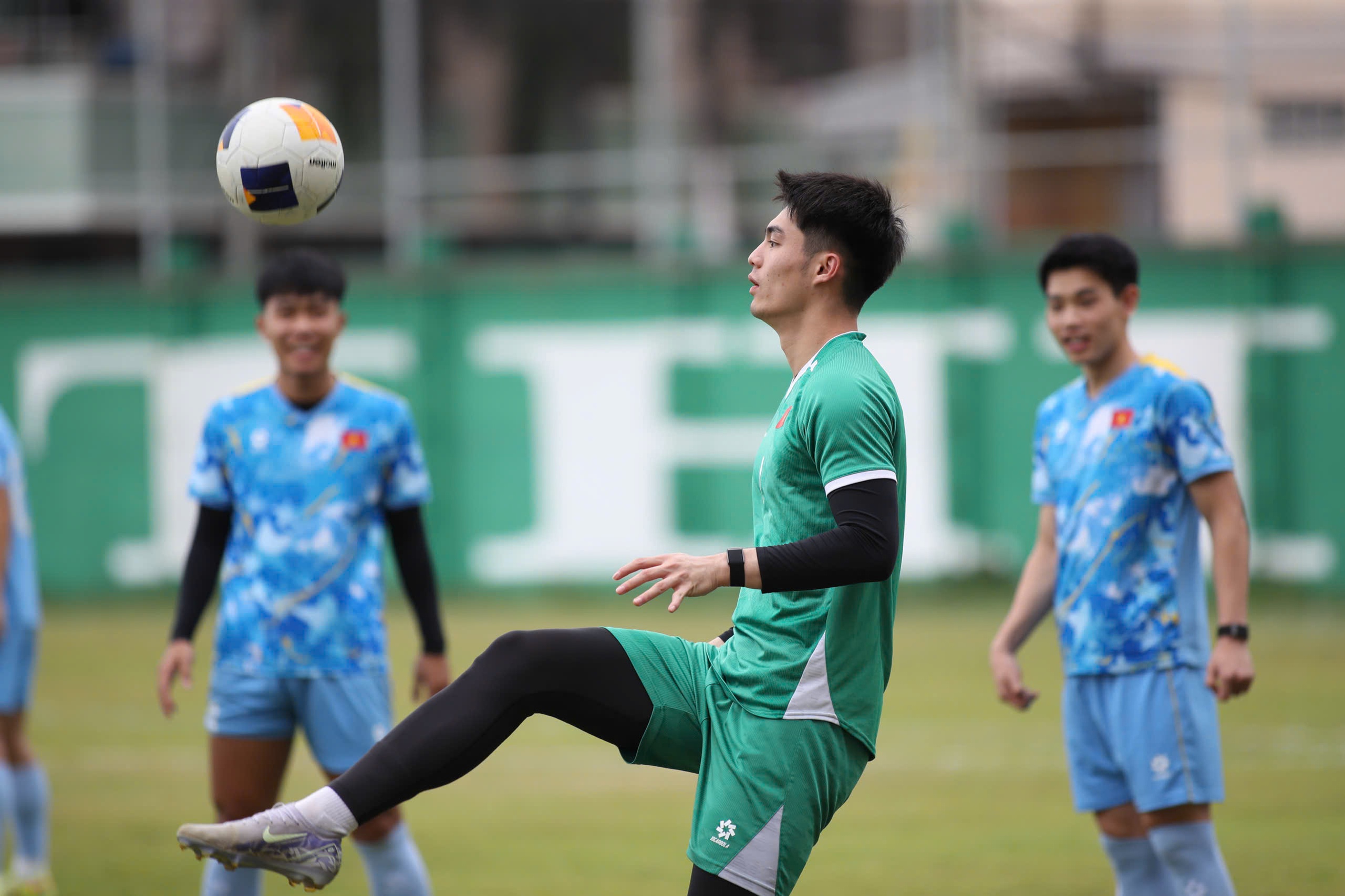 Zwei gegensätzliche Farben in der vietnamesischen U23-Nationalmannschaft: Der 1,91 m große Torwart zeigt sein Können auf Weltklasseniveau – Foto 3. Hai sắc thái đối lập ở U.23 Việt Nam, thủ môn 1,91 m phô diễn kỹ năng đẳng cấp- Ảnh 3.