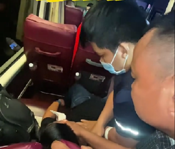 - Fotografie 1. Nam thanh niên cứu người trên xe khách: 45 giây hồi sức tim phổi giành sự sống - Ảnh 1.