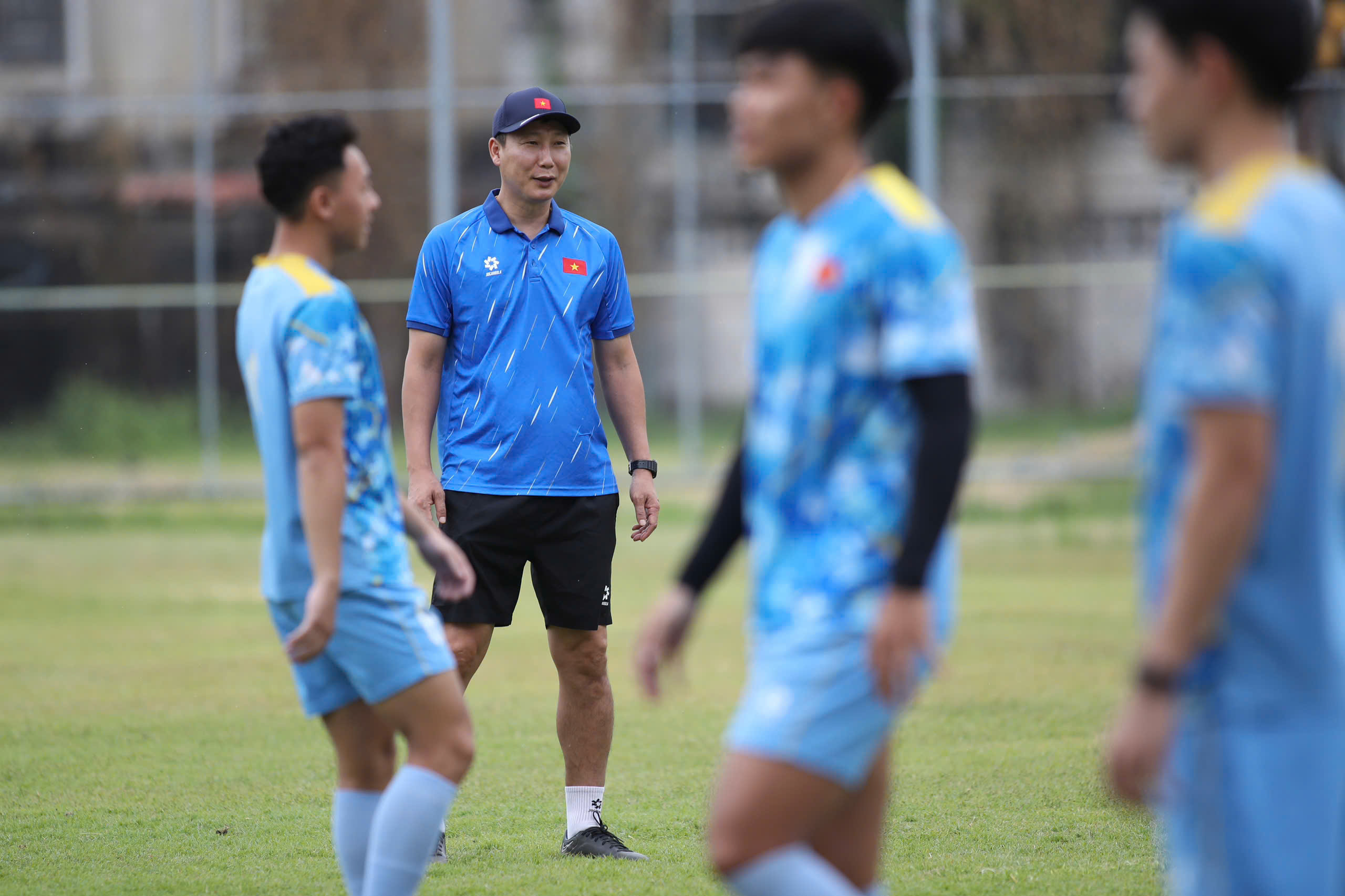 Zwei gegensätzliche Farben in der vietnamesischen U23-Nationalmannschaft: Der 1,91 m große Torwart zeigt sein Können auf Weltklasseniveau – Foto 4. Hai sắc thái đối lập ở U.23 Việt Nam, thủ môn 1,91 m phô diễn kỹ năng đẳng cấp- Ảnh 4.