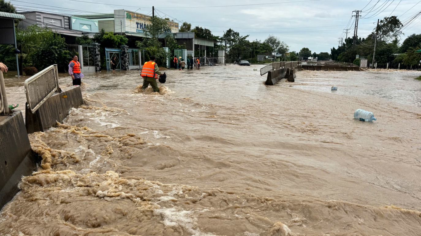 Ngập sâu nghiêm trọng trên QL1 tại xã Hồng Sơn gây ách tắc giao thông cục bộ - Ảnh 1. Ngập sâu nghiêm trọng trên QL1 tại xã Hồng Sơn gây ách tắc giao thông cục bộ - Ảnh 1.