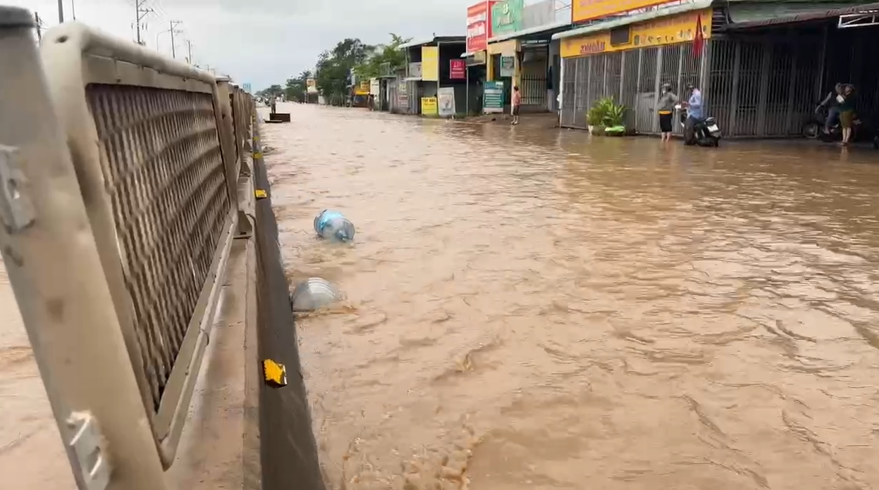 Điều tiết nước qua tràn hồ Sông Quao, hồ Lòng Sông, cảnh báo ngập lụt hạ du - Ảnh 2.