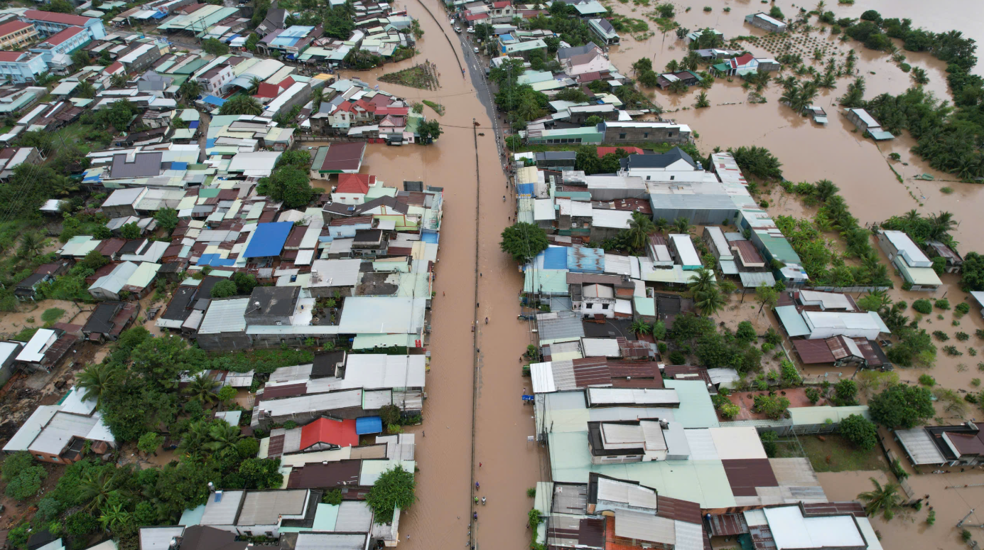 Ngập sâu nghiêm trọng trên QL1 tại xã Hồng Sơn gây ách tắc giao thông cục bộ - Ảnh 3. Ngập sâu nghiêm trọng trên QL1 tại xã Hồng Sơn gây ách tắc giao thông cục bộ - Ảnh 3.
