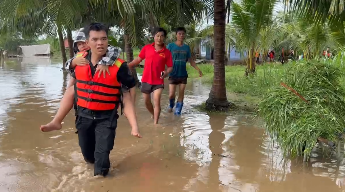 Lâm Đồng: Lũ về nhanh, di dời khẩn cấp hàng trăm hộ dân Hàm Liêm, Hàm Thuận- Ảnh 3.