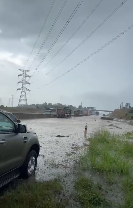 Cao tốc Phan Thiết - Dầu Giây bị ngập ở vị trí từng ngập 2 năm trước- Ảnh 3. Cao tốc Phan Thiết - Dầu Giây bị ngập ở vị trí từng ngập 2 năm trước- Ảnh 3.