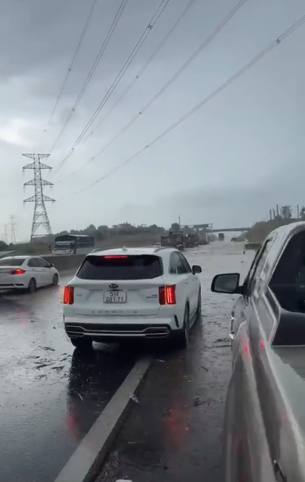 Cao tốc Phan Thiết - Dầu Giây bị ngập ở vị trí từng ngập 2 năm trước- Ảnh 2. Cao tốc Phan Thiết - Dầu Giây bị ngập ở vị trí từng ngập 2 năm trước- Ảnh 2.