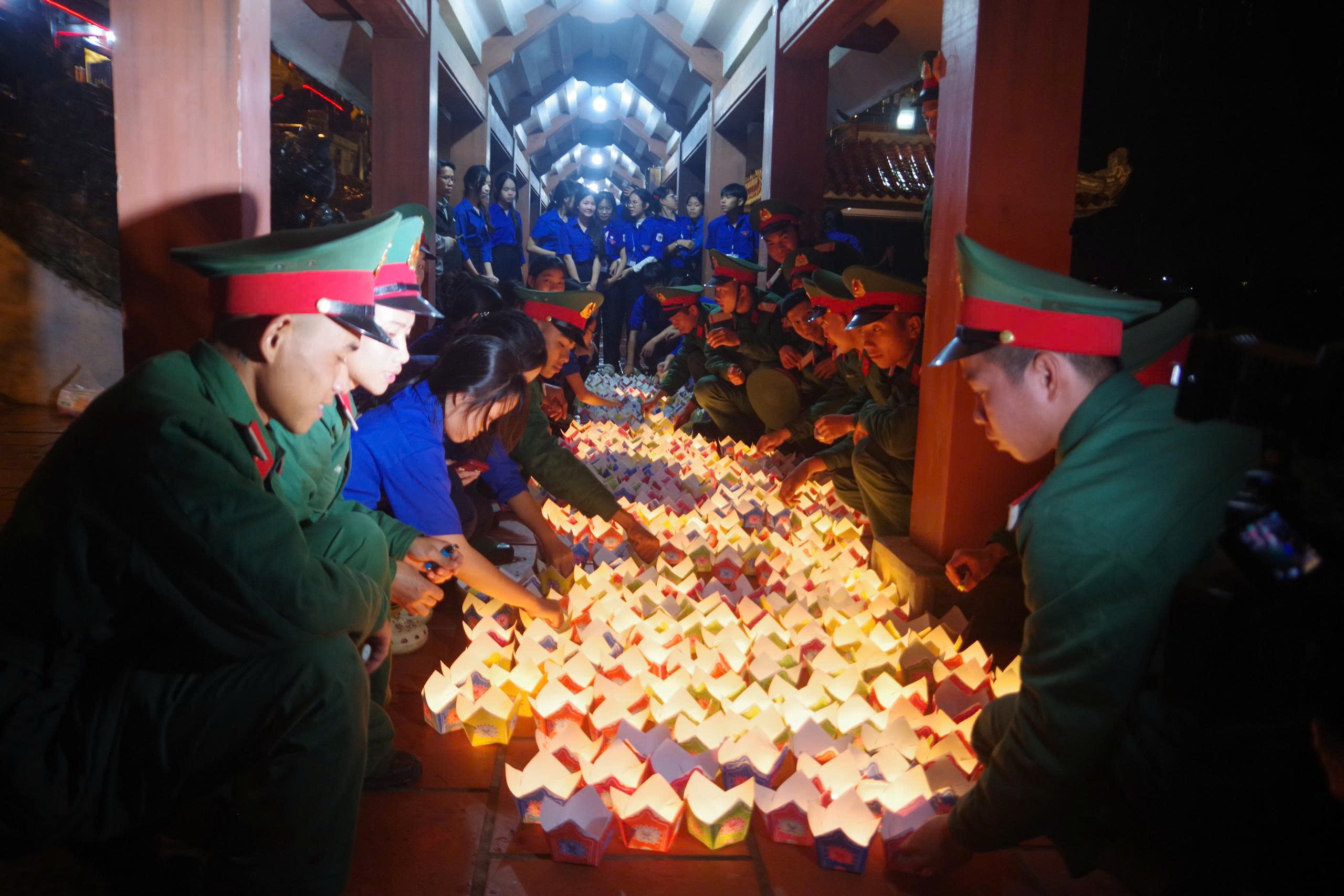 Thả hoa đăng tri ân các anh hùng liệt sĩ trên sông Thạch Hãn- Ảnh 4. Thả hoa đăng tri ân các anh hùng liệt sĩ trên sông Thạch Hãn- Ảnh 4.