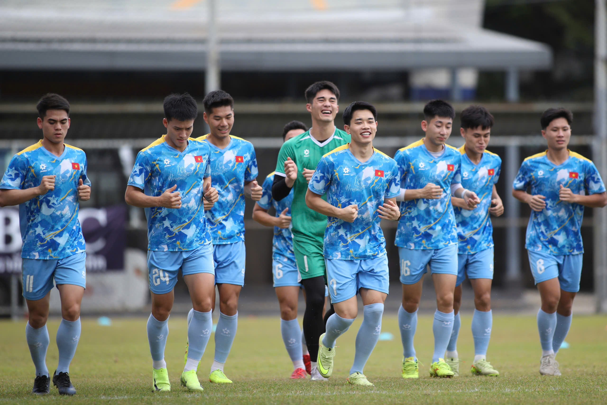 Zwei gegensätzliche Farben in der vietnamesischen U23-Nationalmannschaft: Der 1,91 m große Torwart zeigt sein Können auf Weltklasseniveau – Foto 1. Hai sắc thái đối lập ở U.23 Việt Nam, thủ môn 1,91 m phô diễn kỹ năng đẳng cấp- Ảnh 1.