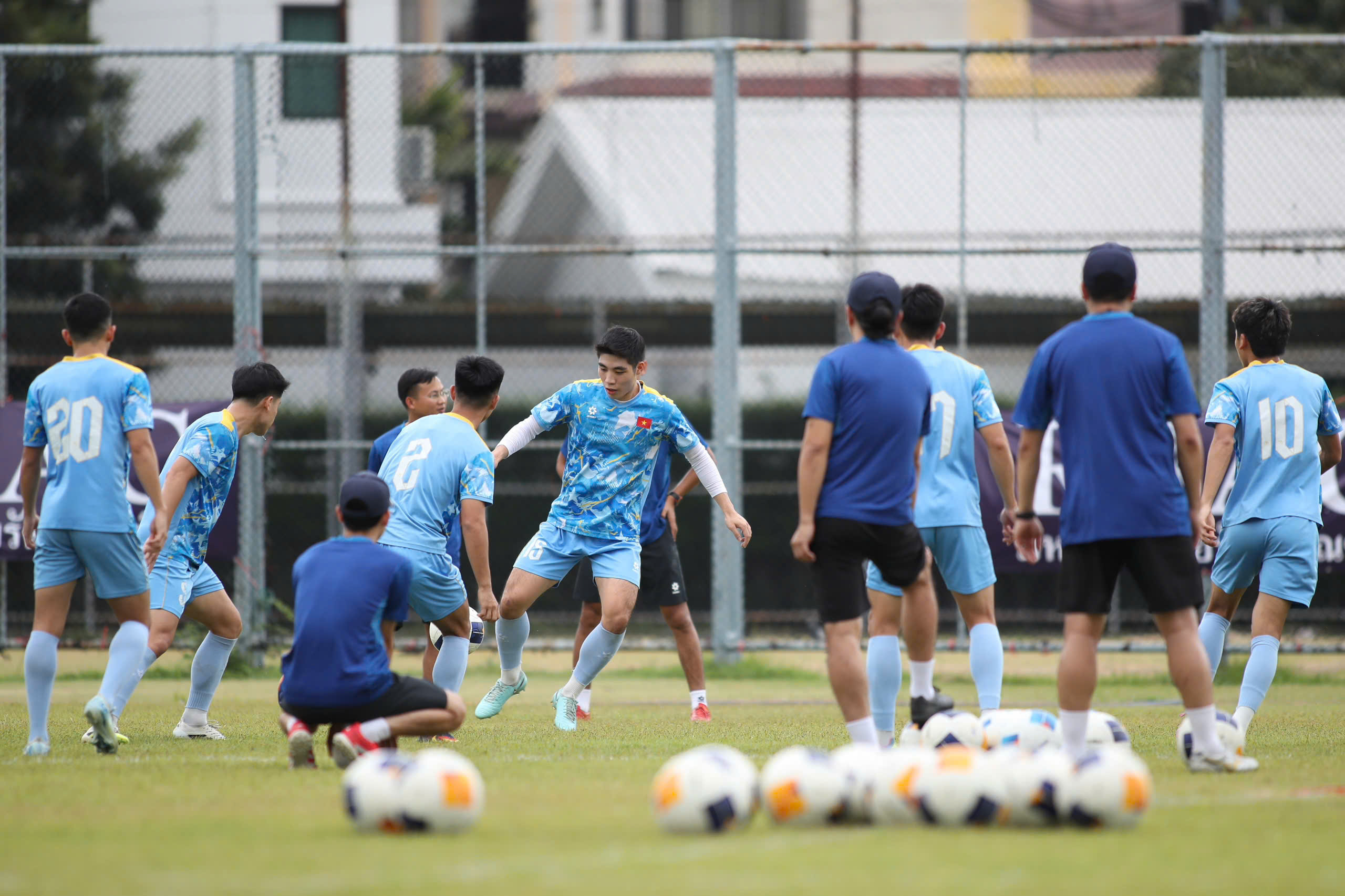 Zwei gegensätzliche Farben in der vietnamesischen U23-Nationalmannschaft: Der 1,91 m große Torwart zeigt sein Können auf Weltklasseniveau – Foto 5. Hai sắc thái đối lập ở U.23 Việt Nam, thủ môn 1,91 m phô diễn kỹ năng đẳng cấp- Ảnh 5.