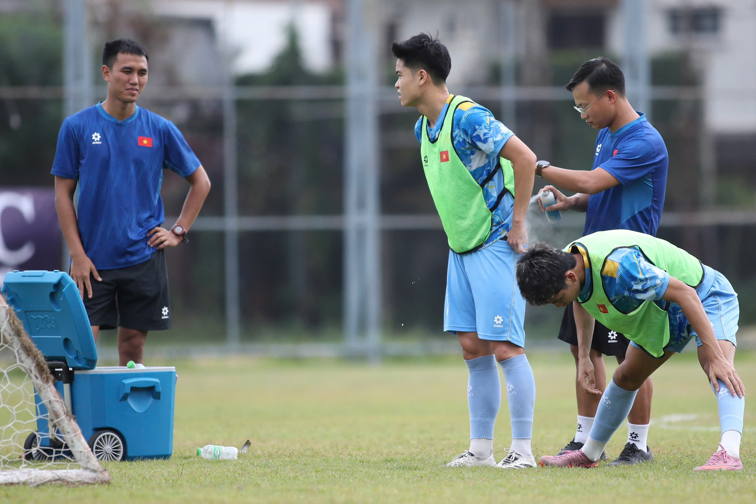 Zwei gegensätzliche Farben in der vietnamesischen U23-Nationalmannschaft: Der 1,91 m große Torwart zeigt sein Können auf Weltklasseniveau – Foto 7. Hai sắc thái đối lập ở U.23 Việt Nam, thủ môn 1,91 m phô diễn kỹ năng đẳng cấp- Ảnh 7.