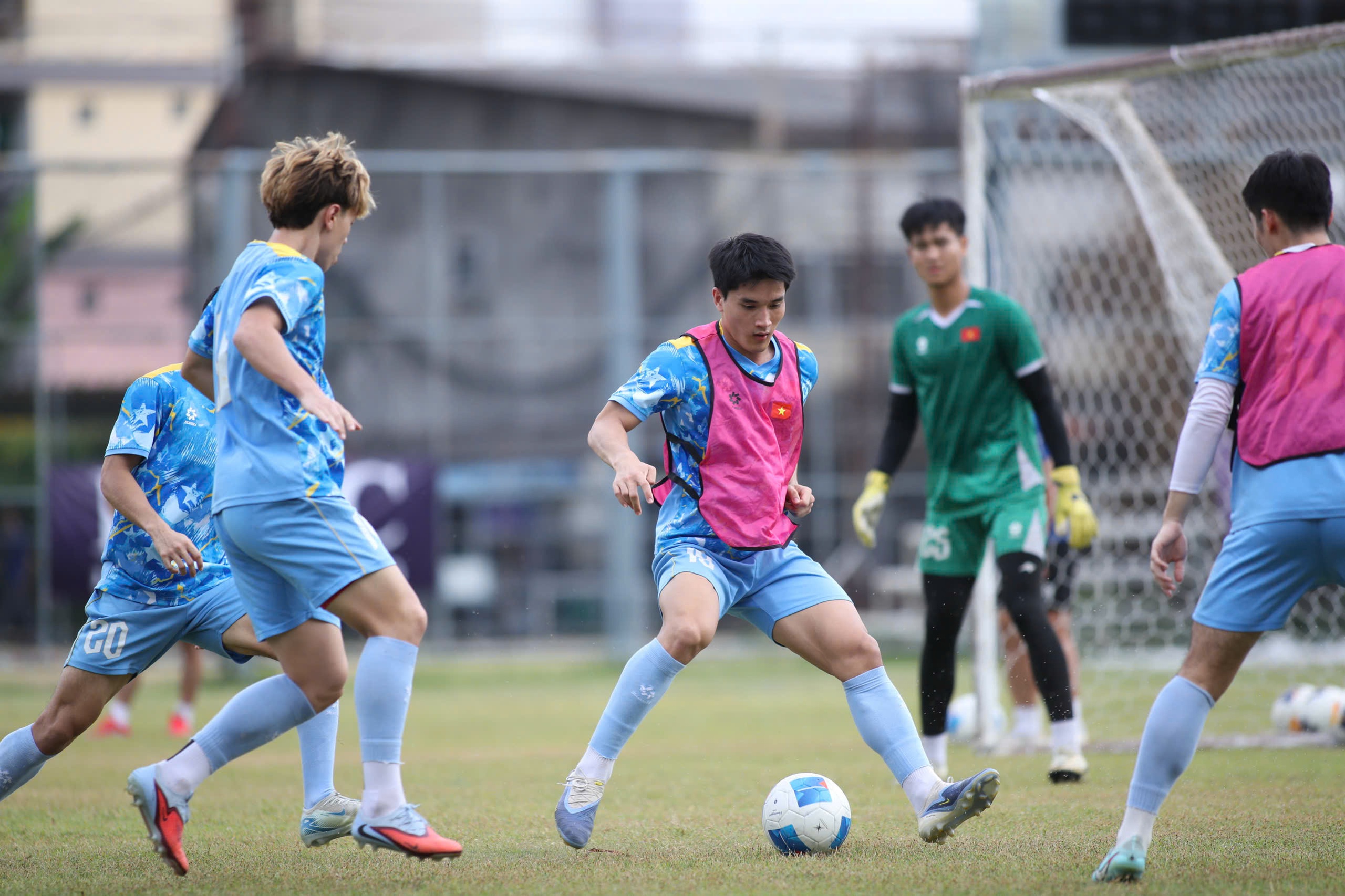 Zwei gegensätzliche Farben in der vietnamesischen U23-Nationalmannschaft: Der 1,91 m große Torwart zeigt sein Können auf Weltklasseniveau – Foto 9. Hai sắc thái đối lập ở U.23 Việt Nam, thủ môn 1,91 m phô diễn kỹ năng đẳng cấp- Ảnh 9.