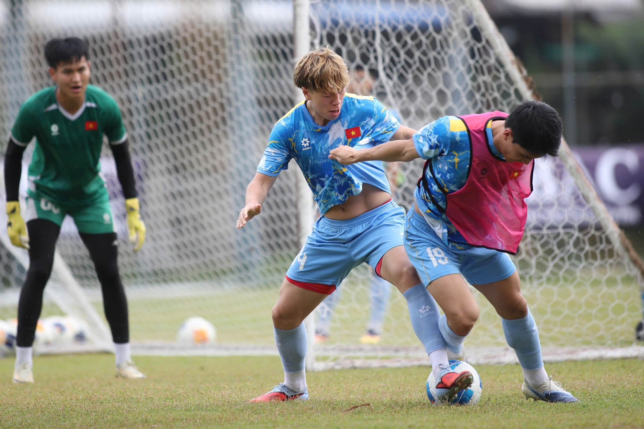 Zwei gegensätzliche Farben in der vietnamesischen U23-Nationalmannschaft: Der 1,91 m große Torwart zeigt sein Können – Foto 6. Hai sắc thái đối lập ở U.23 Việt Nam, thủ môn 1,91 m phô diễn kỹ năng đẳng cấp- Ảnh 6.