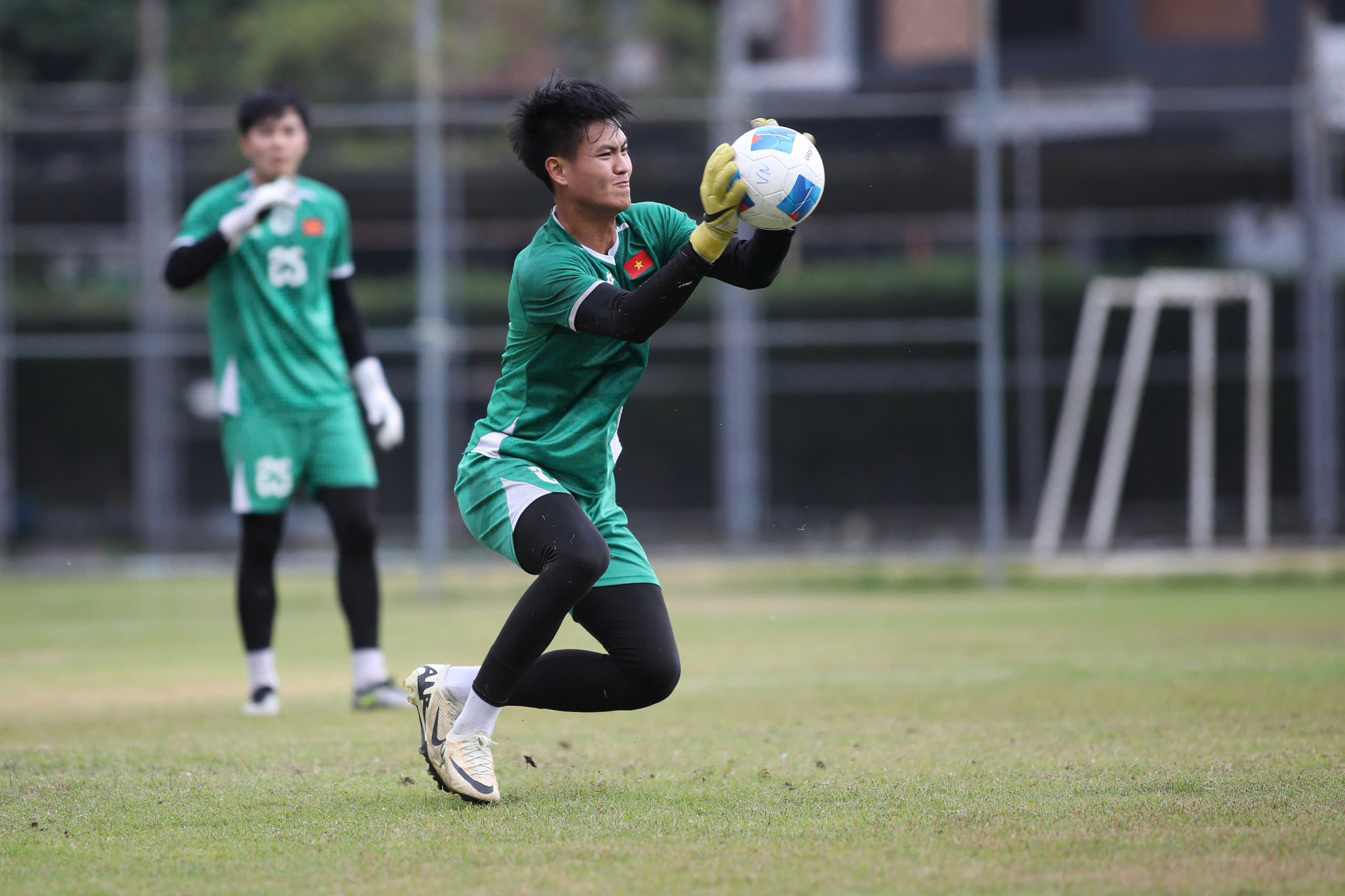 Zwei gegensätzliche Farben in der vietnamesischen U23-Nationalmannschaft: Der 1,91 m große Torwart zeigt sein Können auf Weltklasseniveau – Foto 8. Hai sắc thái đối lập ở U.23 Việt Nam, thủ môn 1,91 m phô diễn kỹ năng đẳng cấp- Ảnh 8.