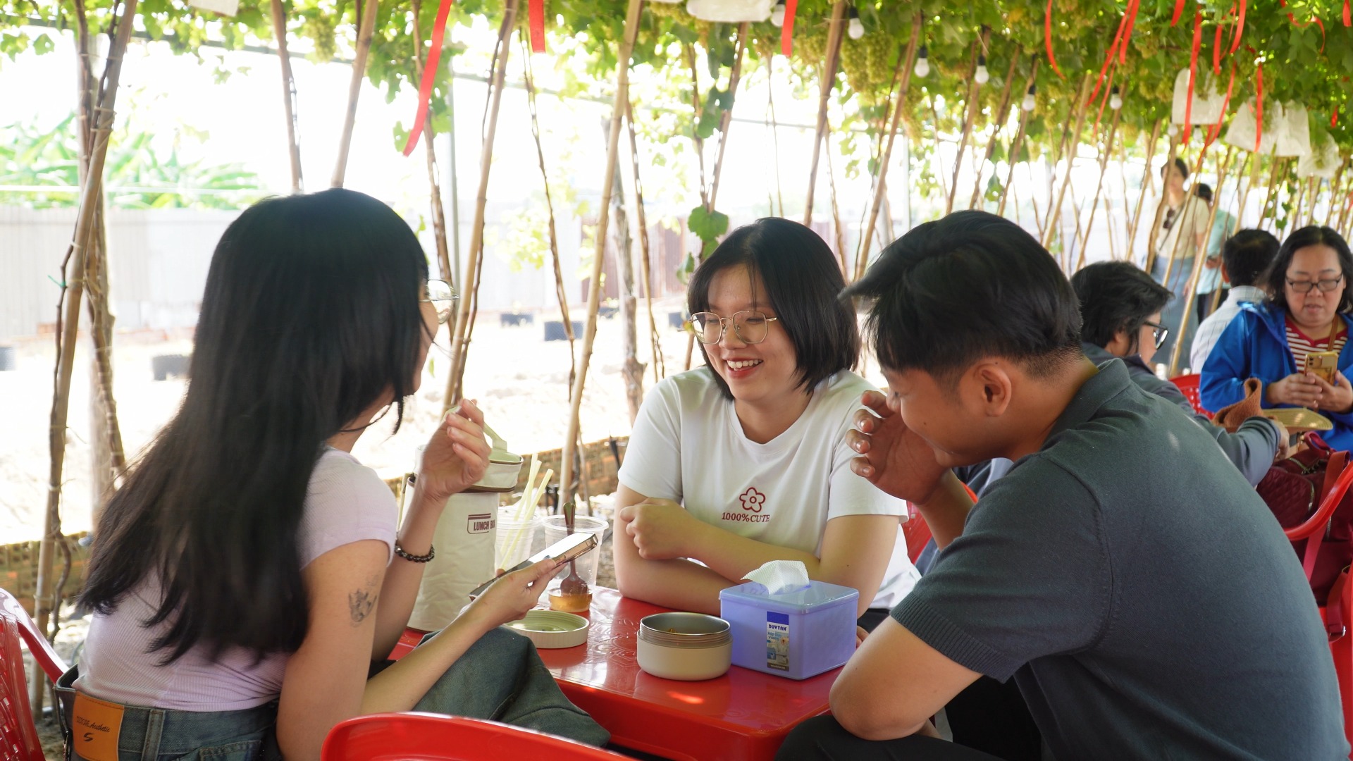 Quán nước giữa vườn nho ở TP.HCM gây sốt - Ảnh 2.