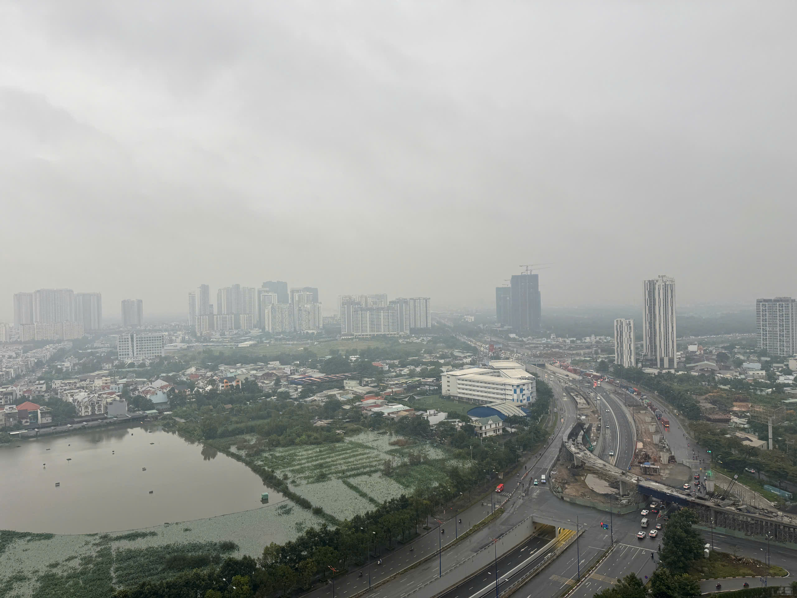 Sáng nay TP.HCM trời âm u, có mưa lớn trên diện rộng - Ảnh 3.