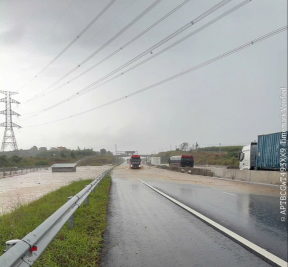 Cao tốc Phan Thiết - Dầu Giây bị ngập ở vị trí từng ngập 2 năm trước- Ảnh 1. Cao tốc Phan Thiết - Dầu Giây bị ngập ở vị trí từng ngập 2 năm trước- Ảnh 1.