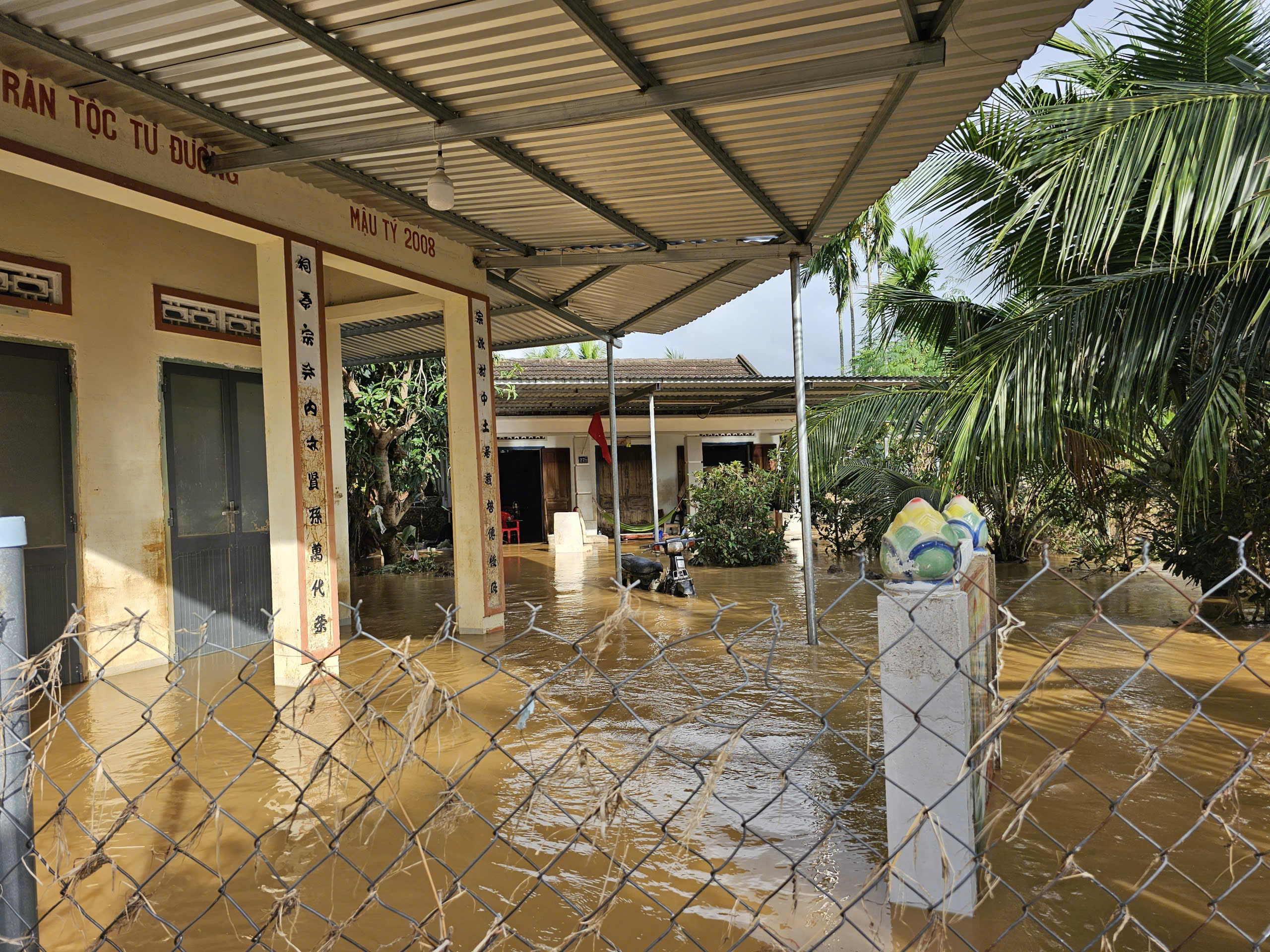 Nước sông Cái Nha Trang dâng nhanh, nhiều nhà dân lại ngập - Ảnh 2.