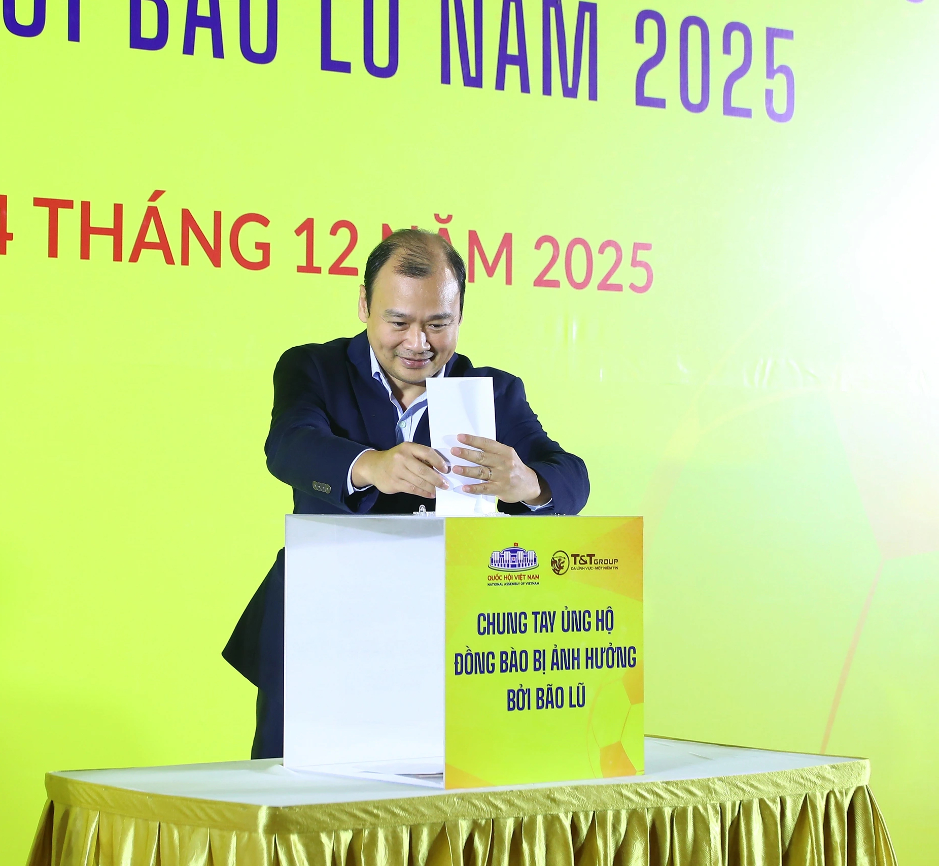 HLV Harry Kewell cùng Văn Quyết, Hùng Dũng quyên góp hỗ trợ đồng bào vùng lũ- Ảnh 2.